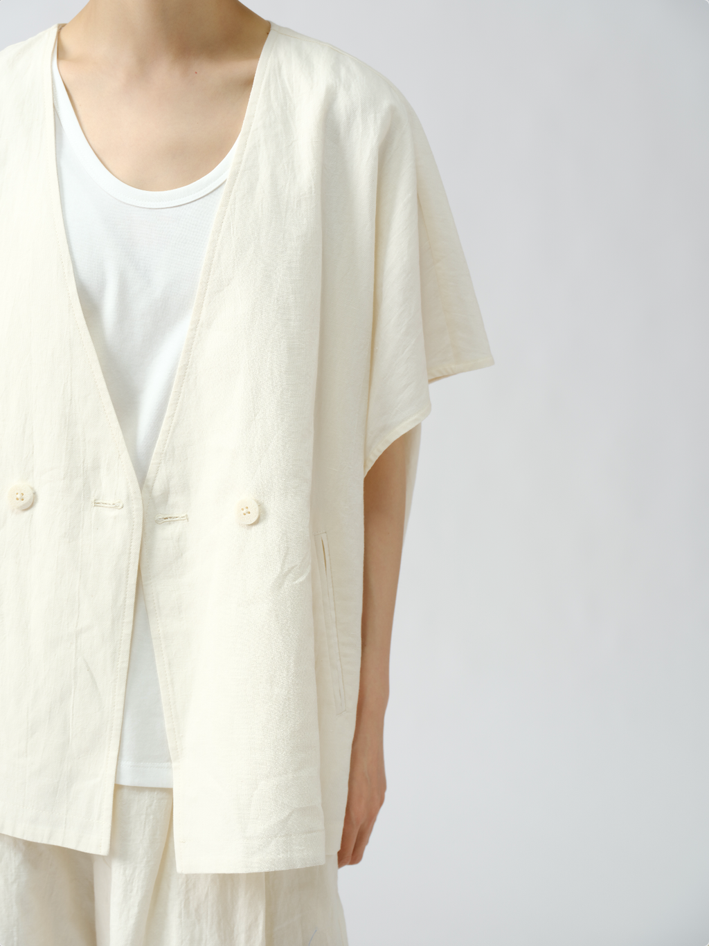 UネックTシャツ