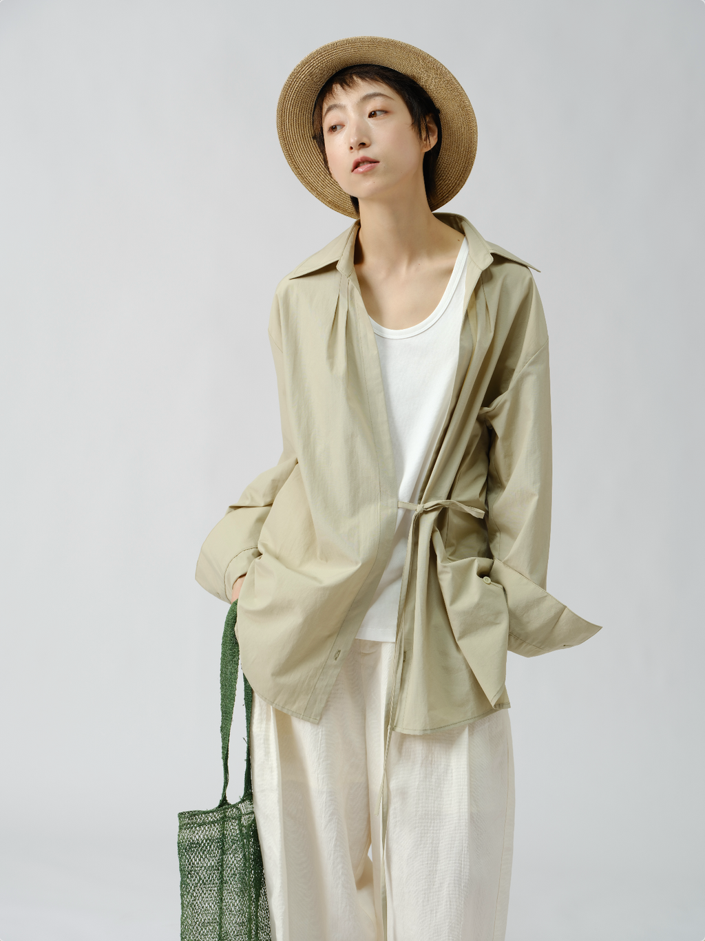 UネックTシャツ