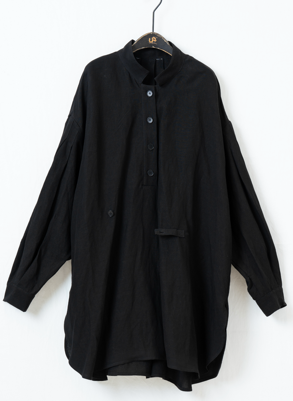 アート風スタンドカラー紐付きシャツ