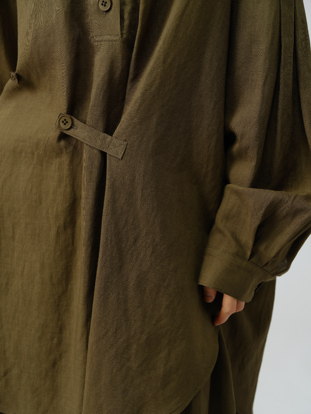 アート風スタンドカラー紐付きシャツ