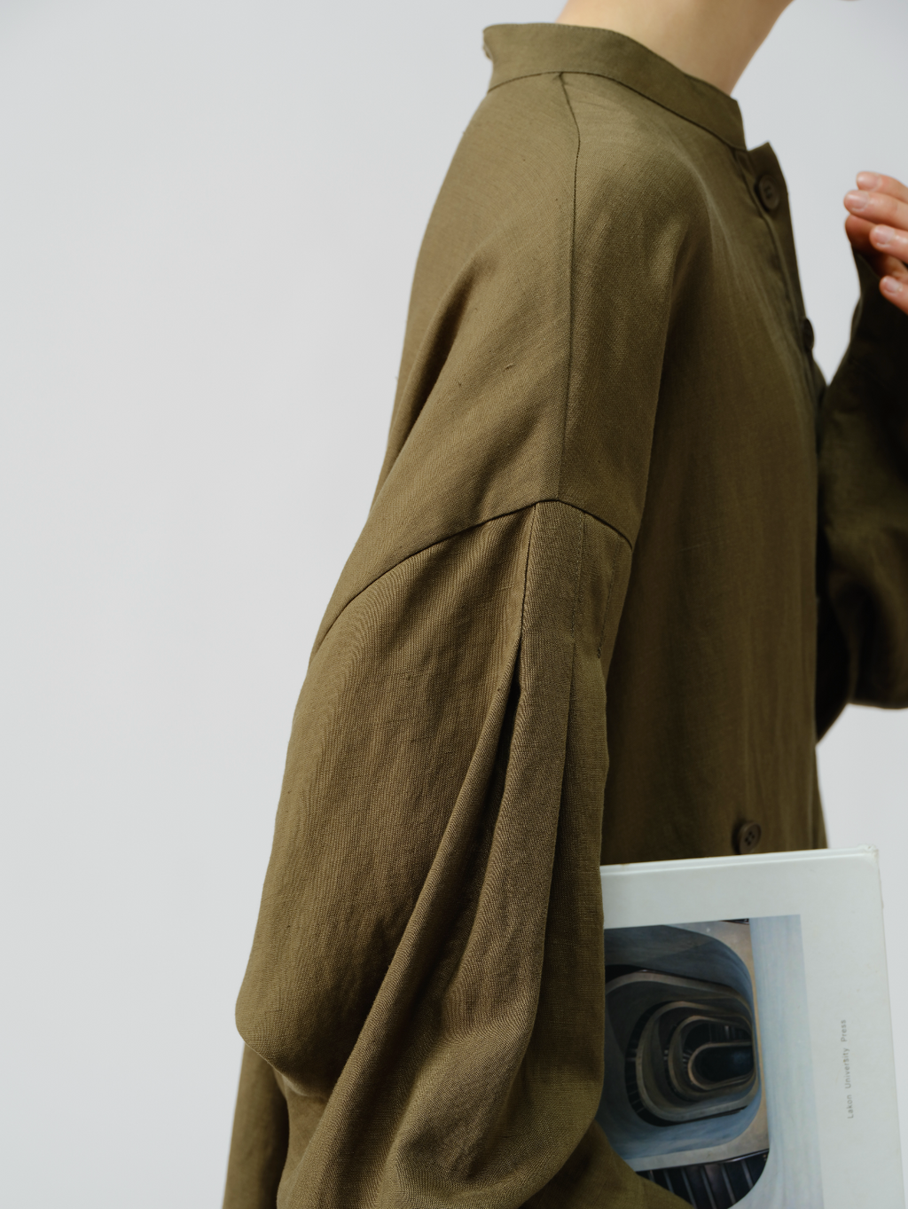 アート風スタンドカラー紐付きシャツ