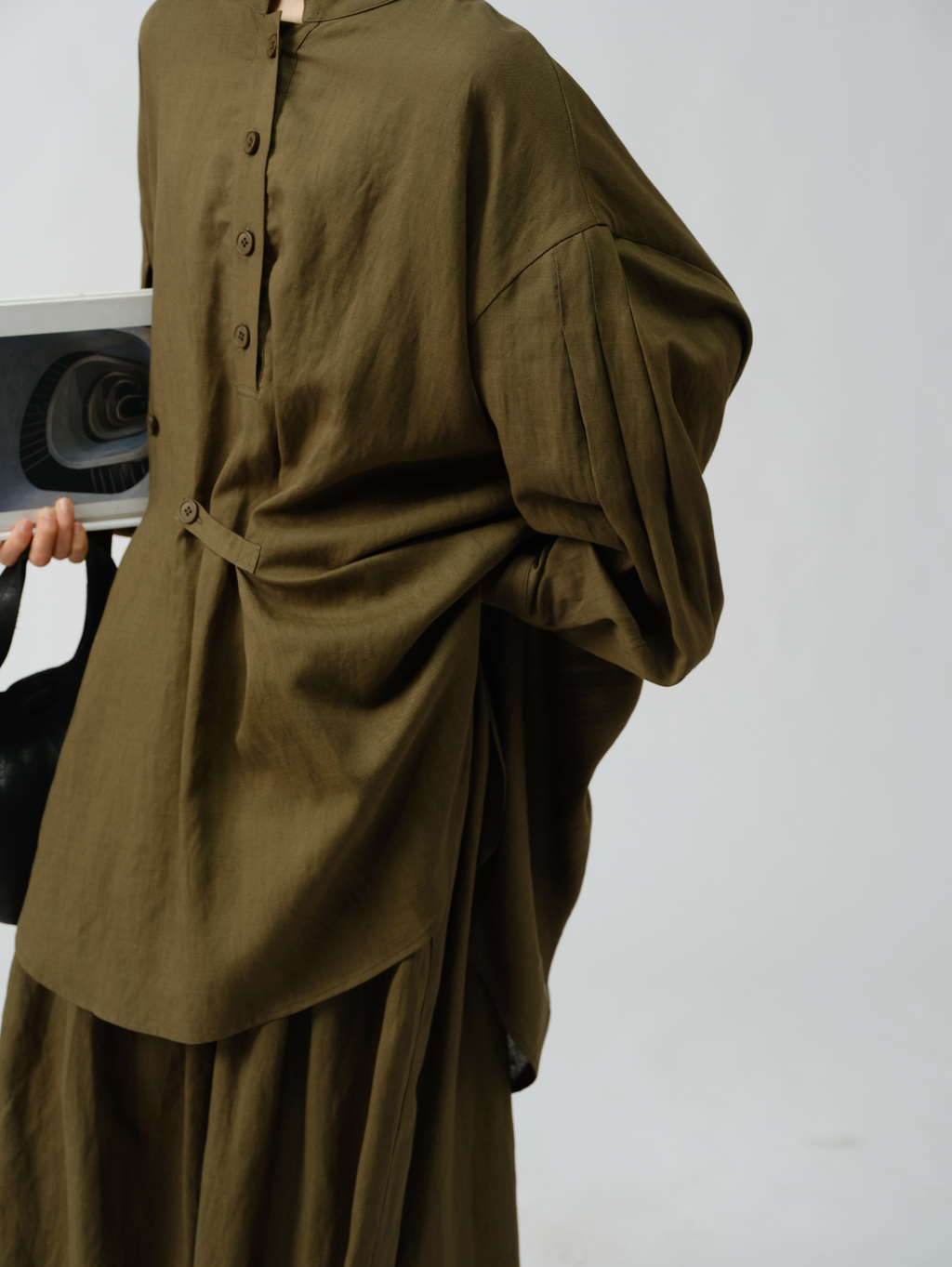 アート風スタンドカラー紐付きシャツ