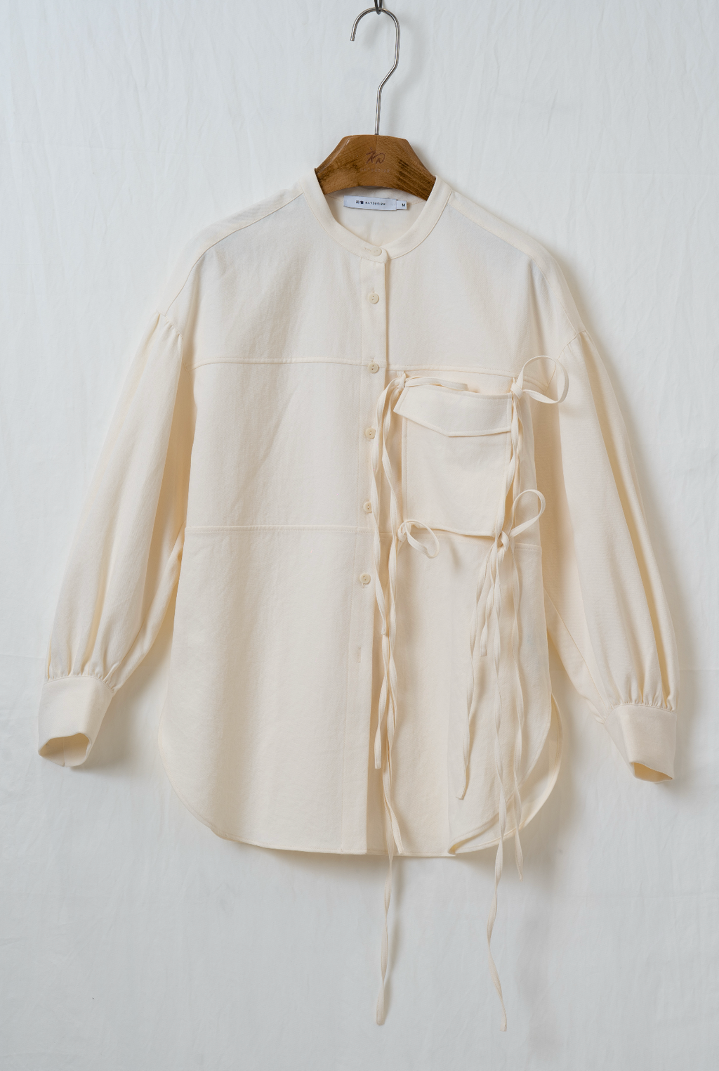スタンドカラーデザイン紐付きシャツ