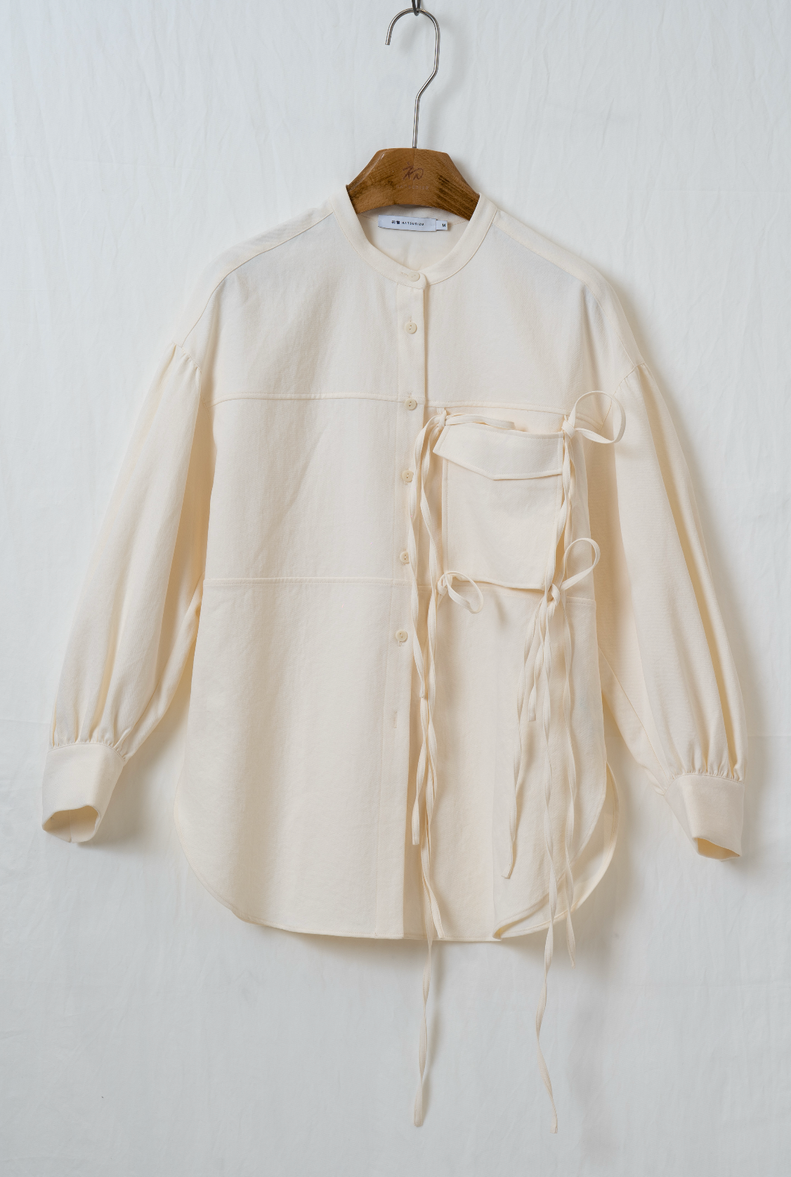 スタンドカラーデザイン紐付きシャツ