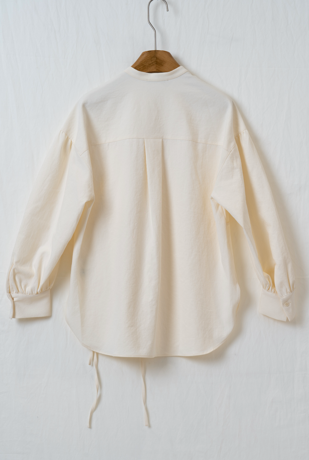 スタンドカラーデザイン紐付きシャツ