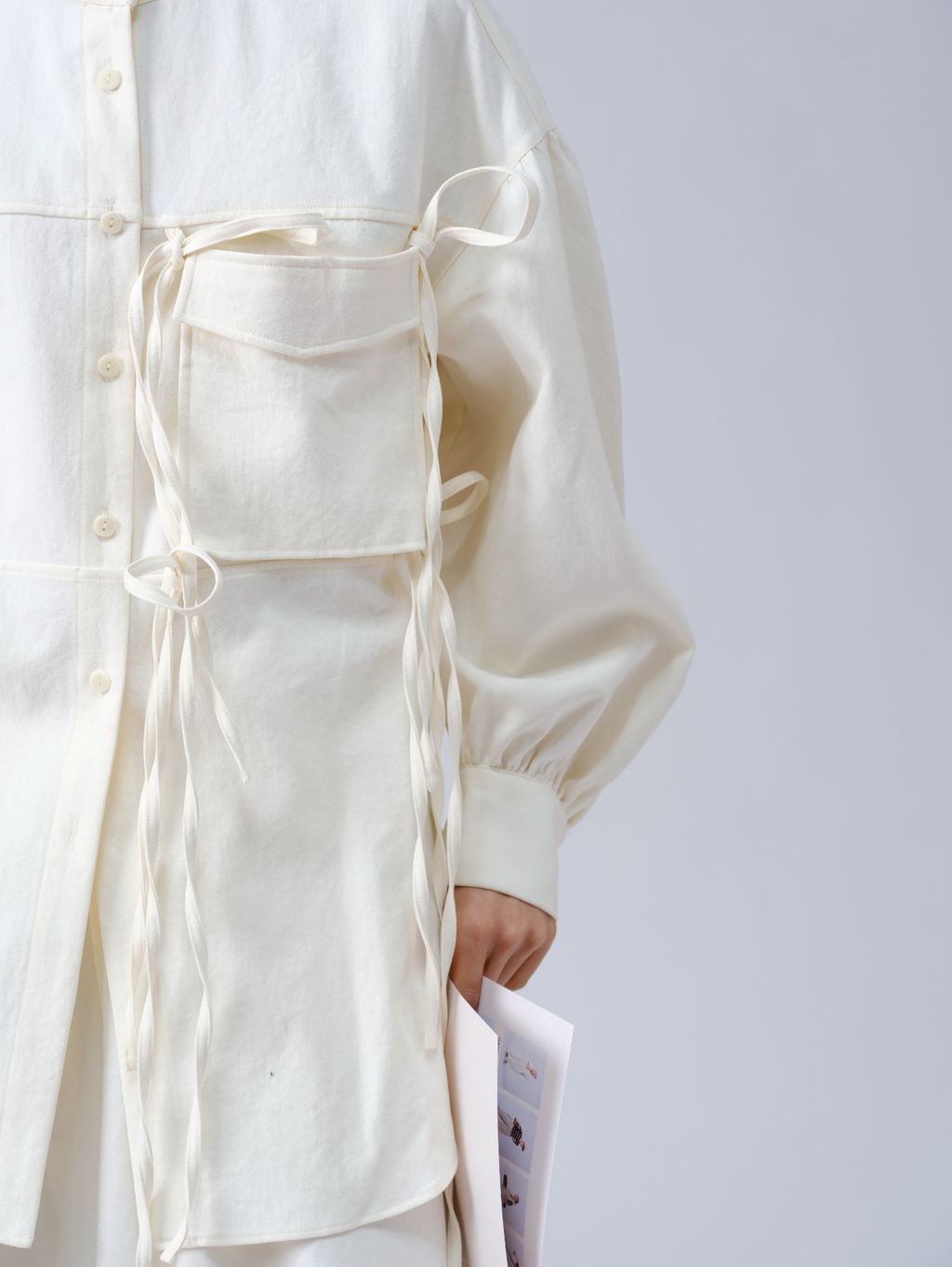 スタンドカラーデザイン紐付きシャツ