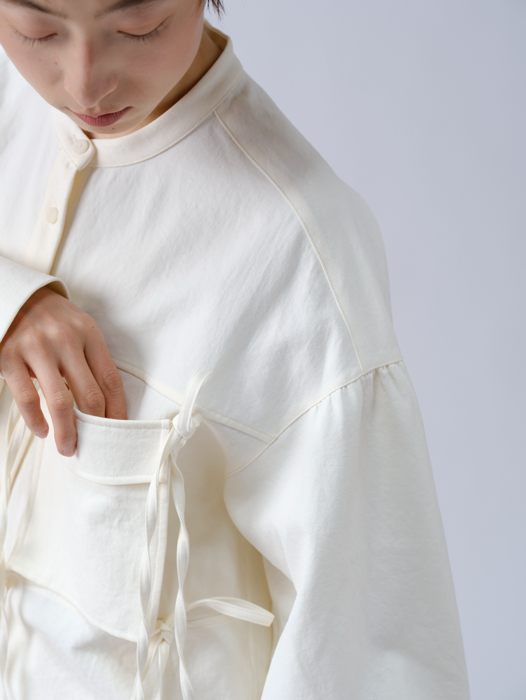 スタンドカラーデザイン紐付きシャツ