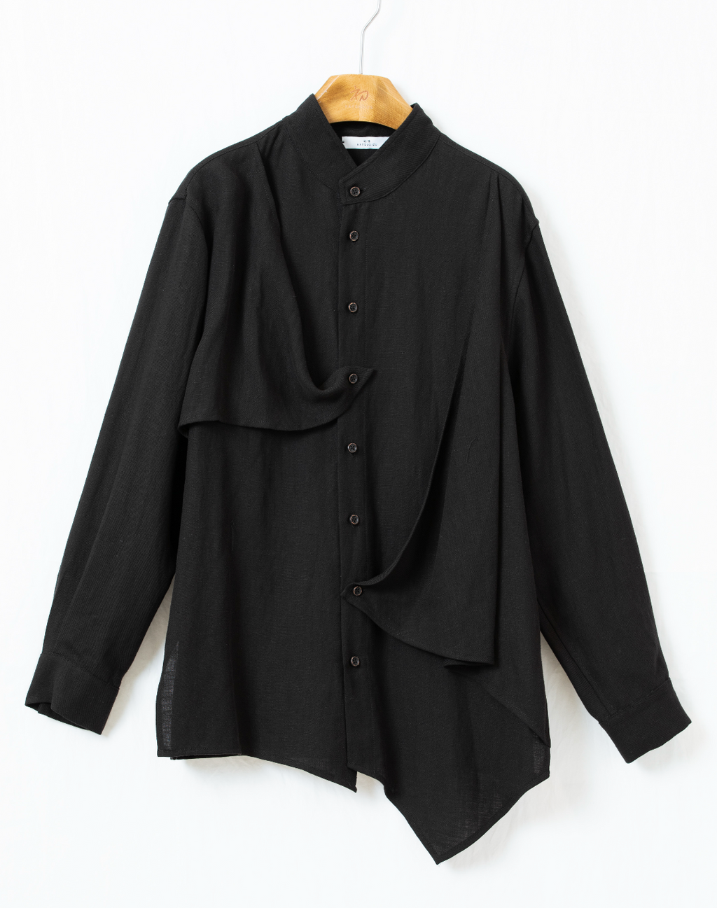 スタンドカラー多ボタン構造シャツ