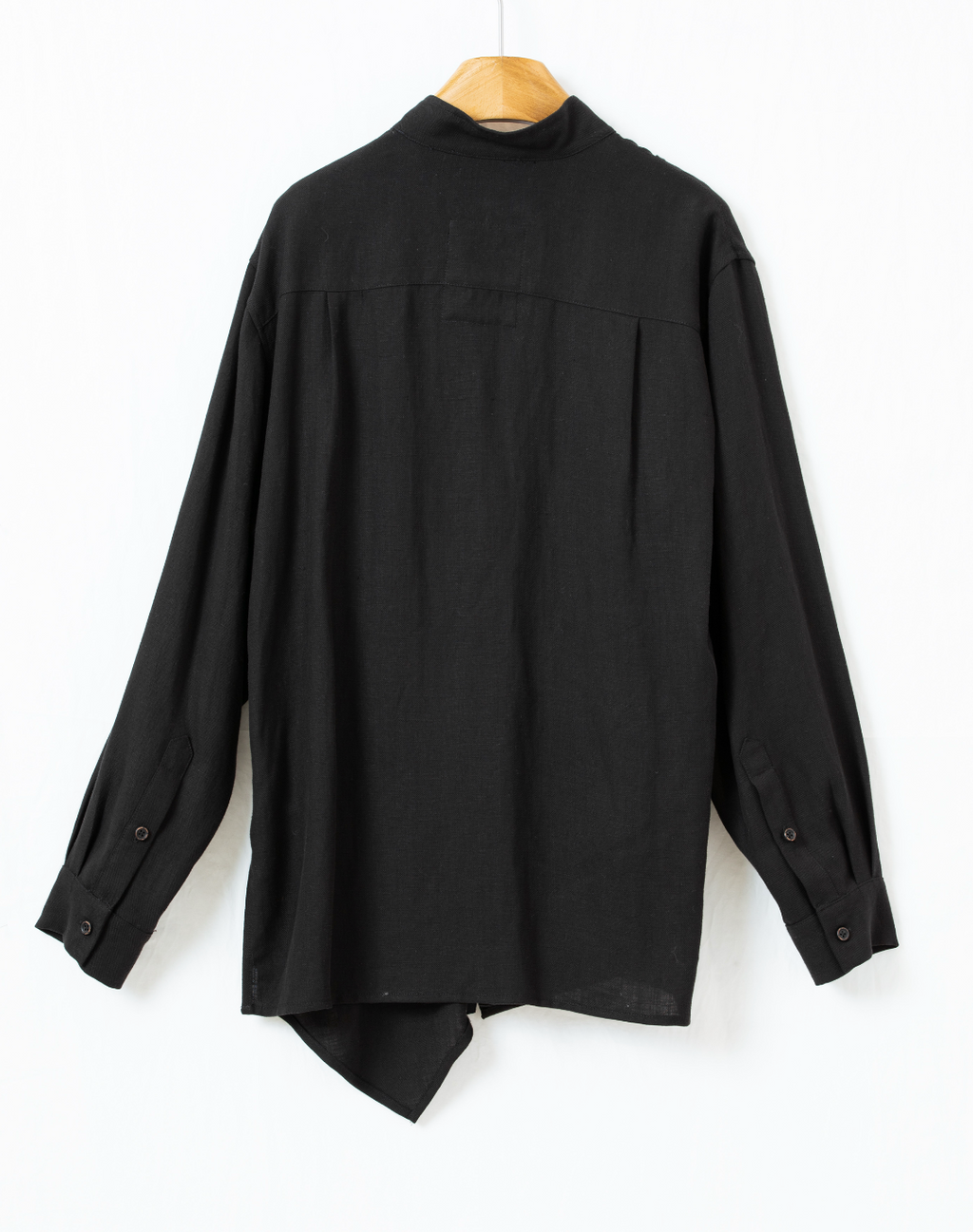 スタンドカラー多ボタン構造シャツ