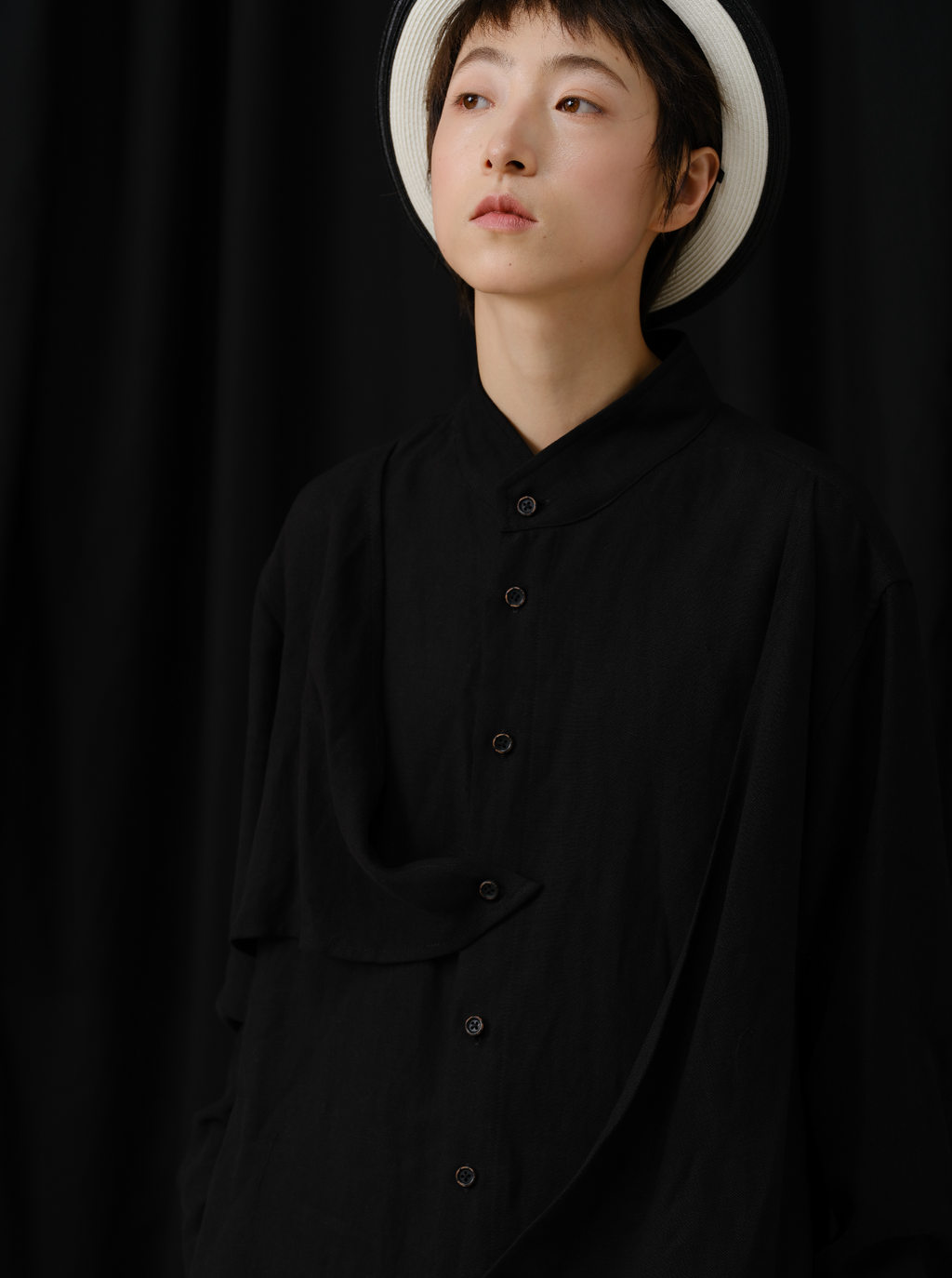 スタンドカラー多ボタン構造シャツ