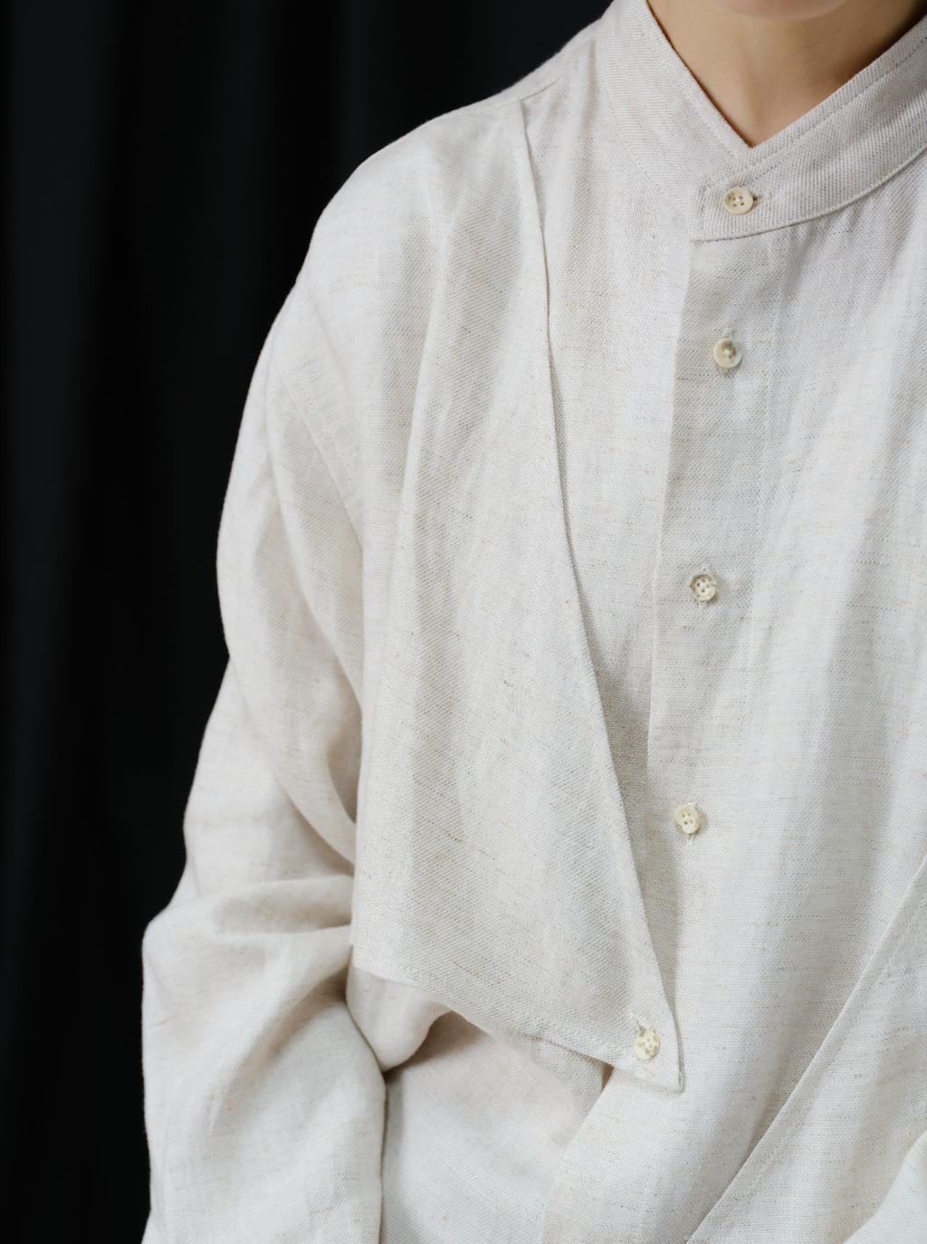 スタンドカラー多ボタン構造シャツ