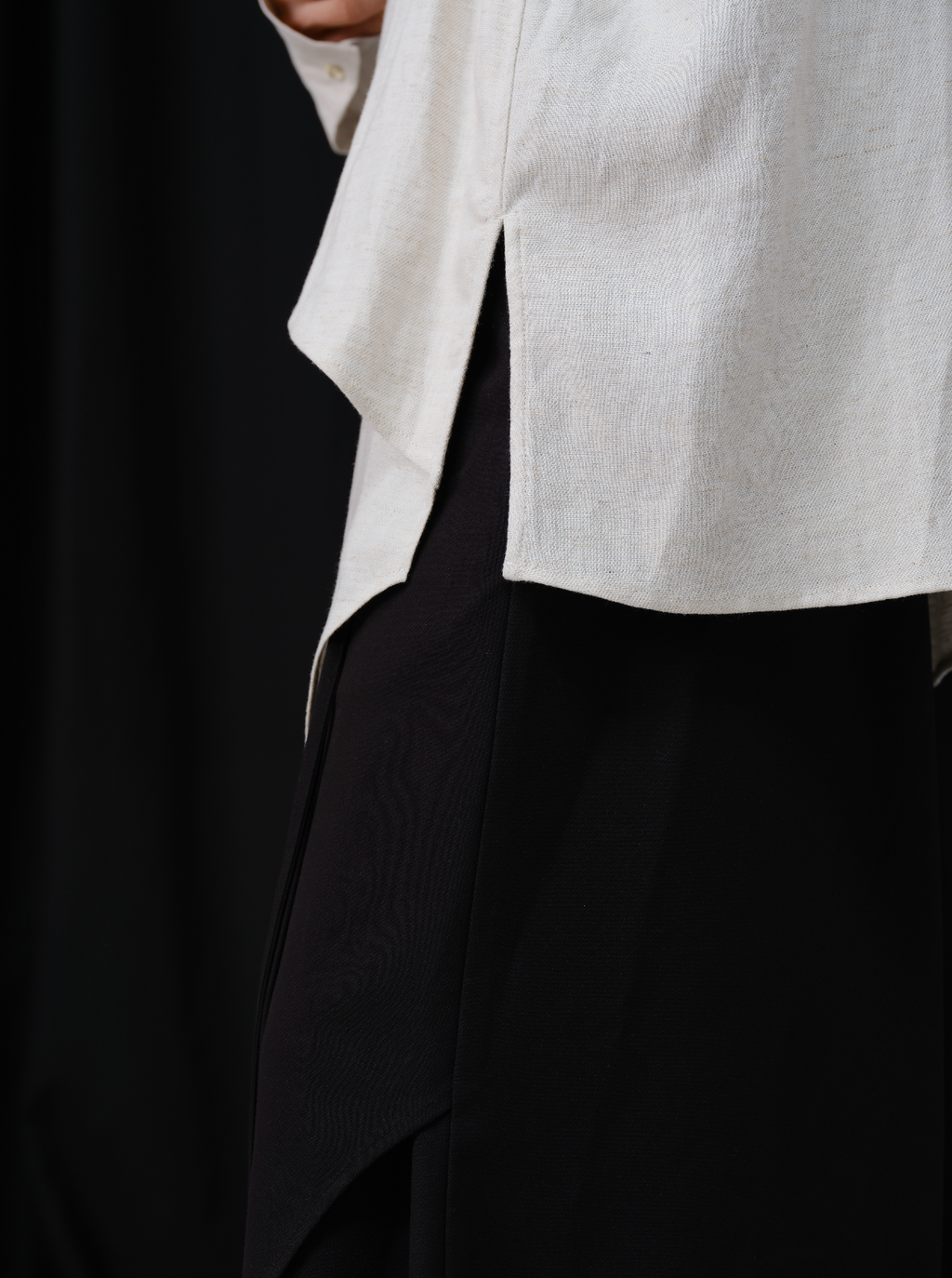 スタンドカラー多ボタン構造シャツ