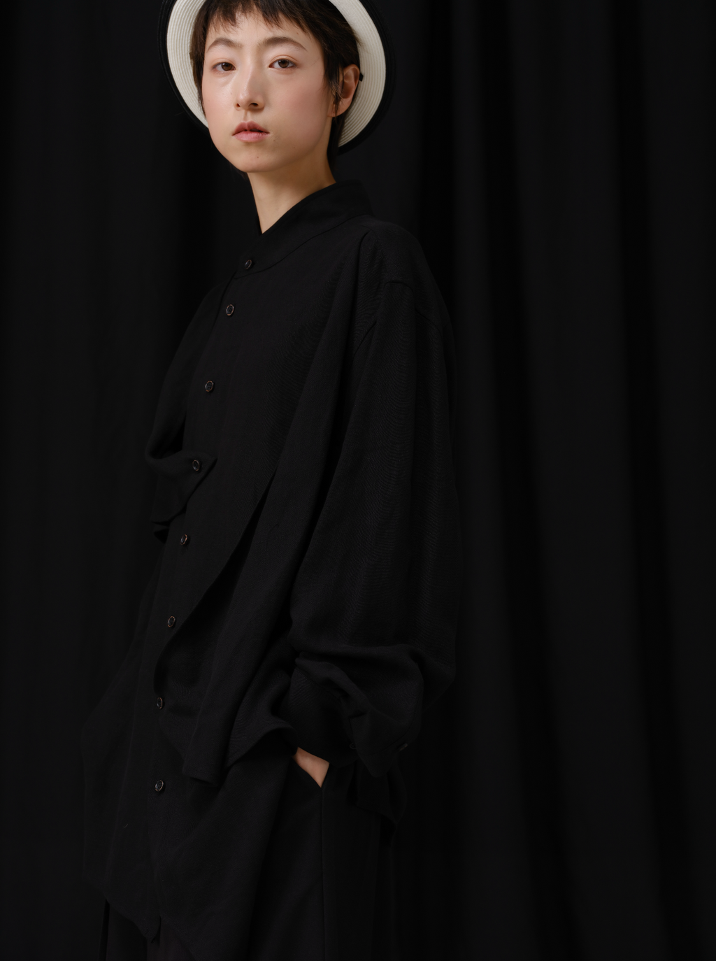 スタンドカラー多ボタン構造シャツ