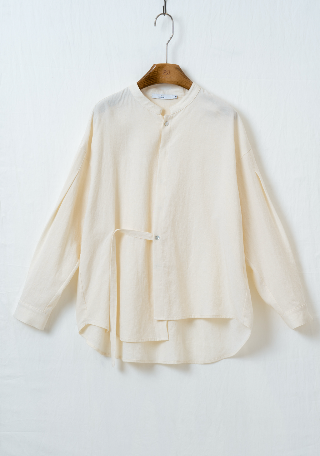 紐付き比翼仕立て長袖シャツ