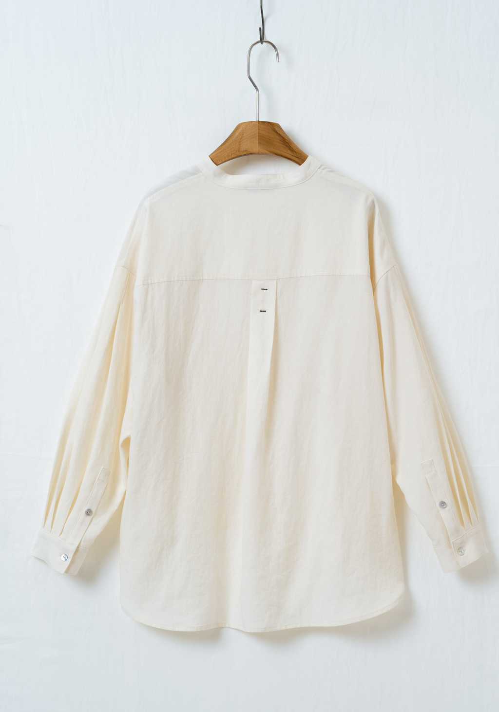 紐付き比翼仕立て長袖シャツ