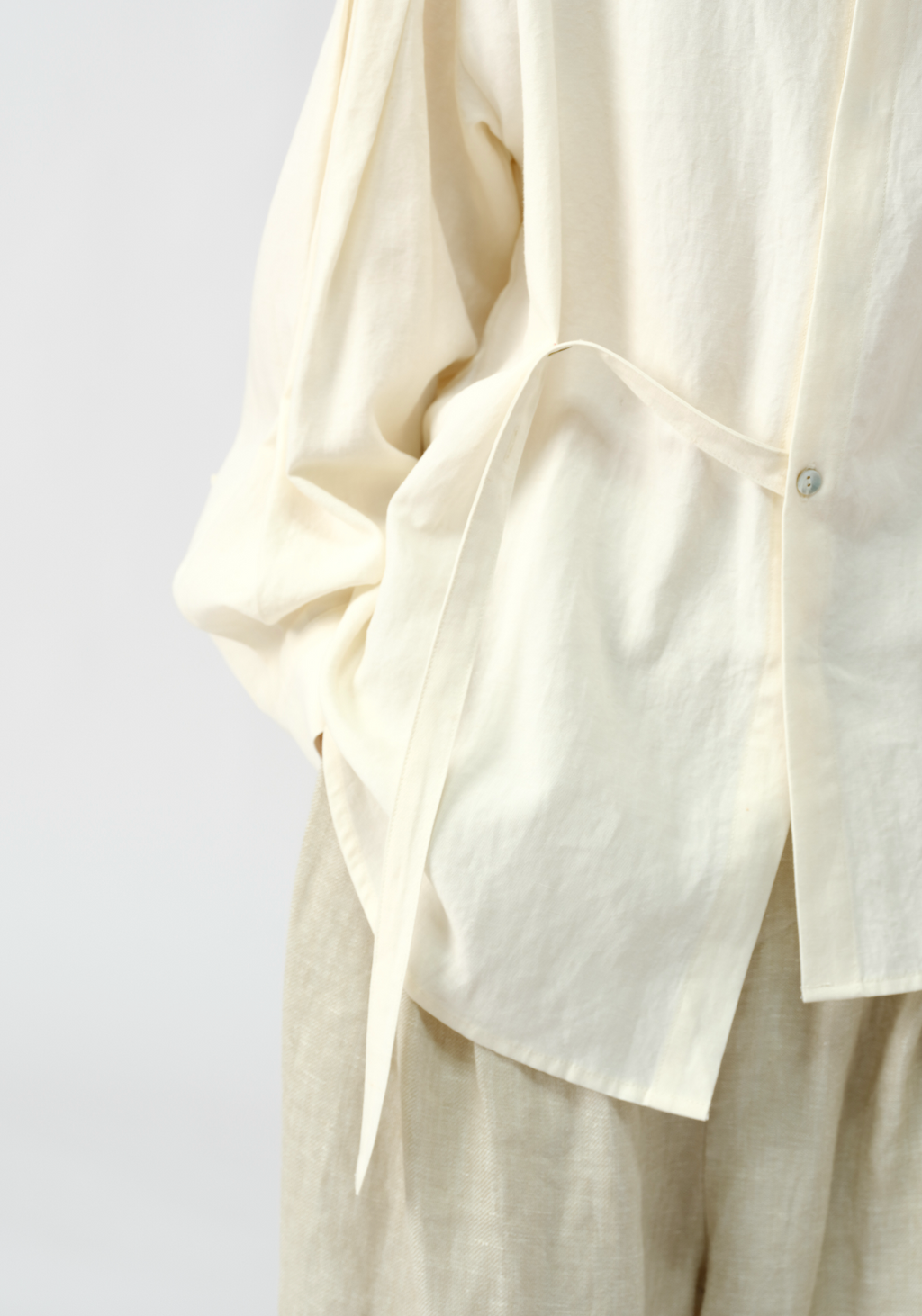 紐付き比翼仕立て長袖シャツ
