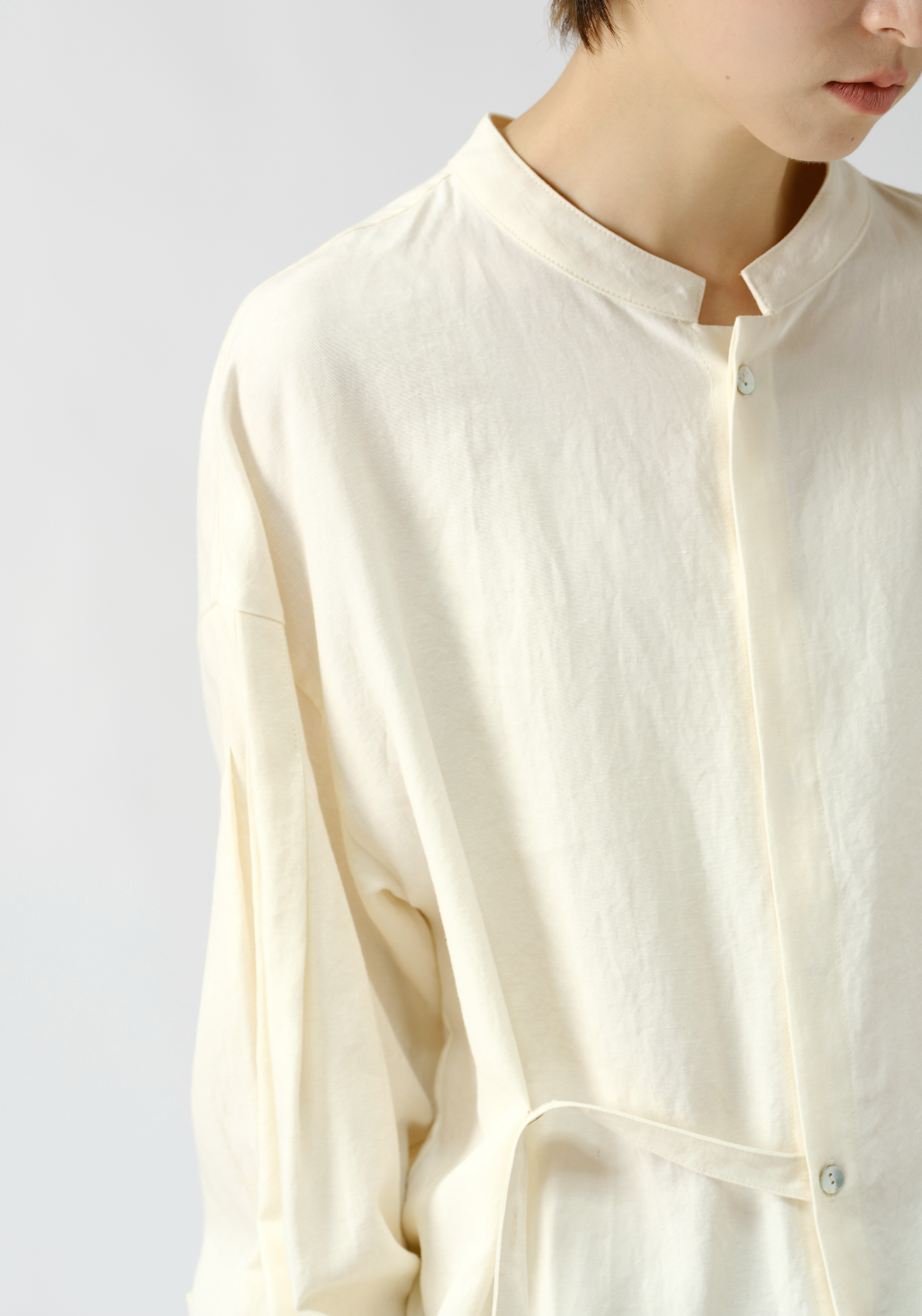紐付き比翼仕立て長袖シャツ