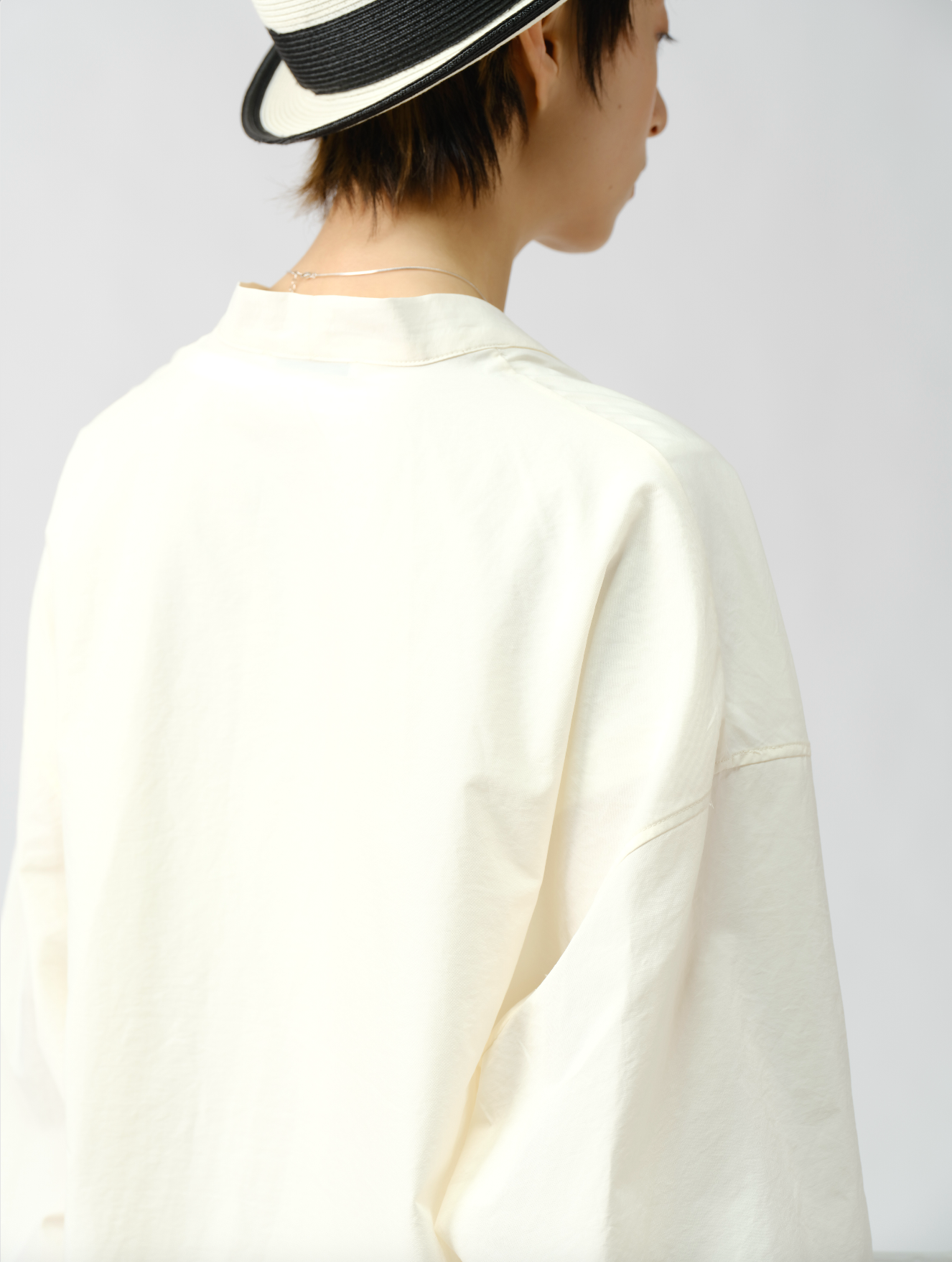 Vネックシンプル長袖シャツ