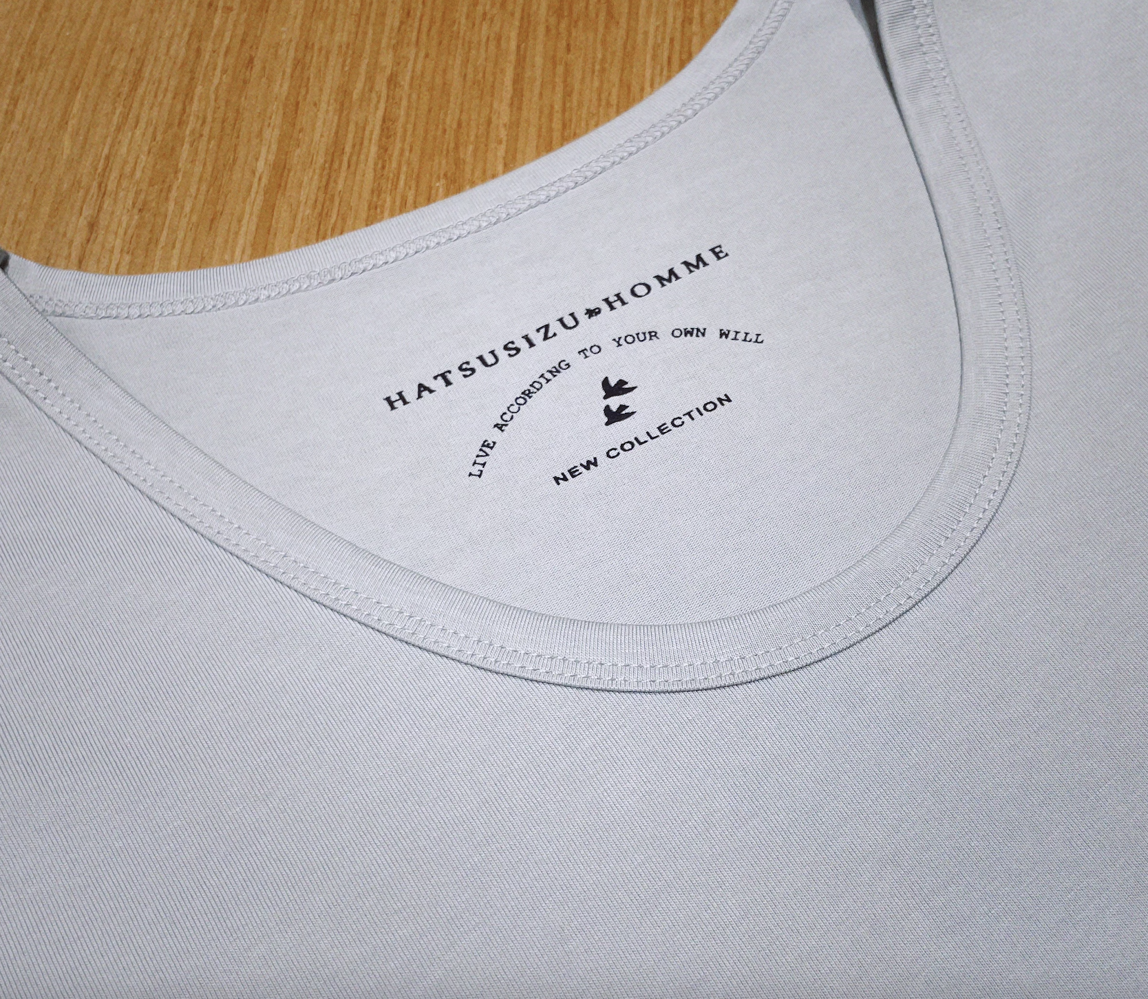 UネックTシャツ