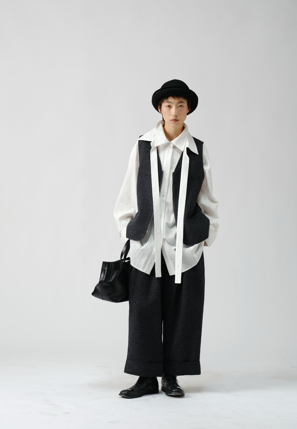 ミニマルストレートアンクルパンツ