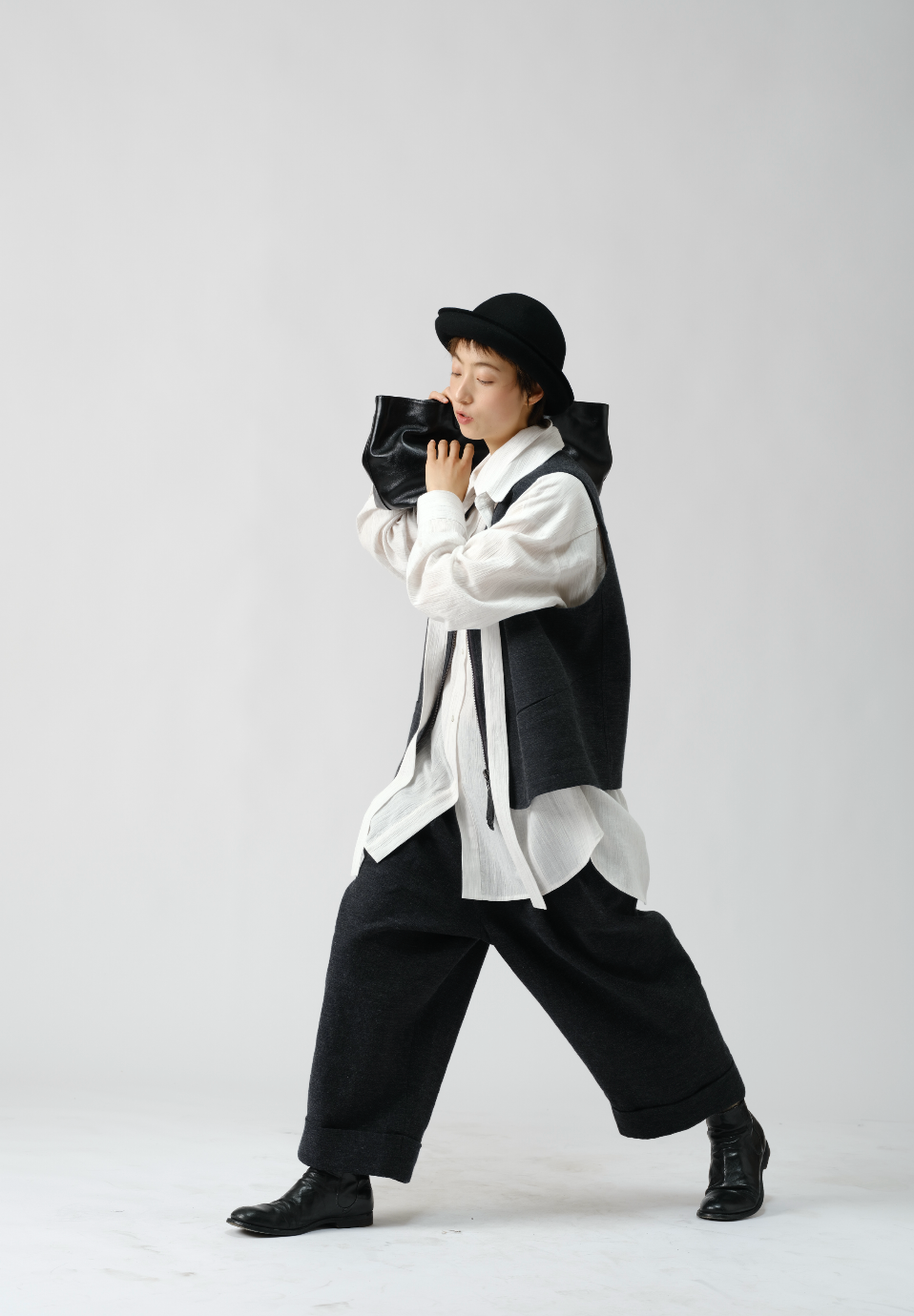 ミニマルストレートアンクルパンツ