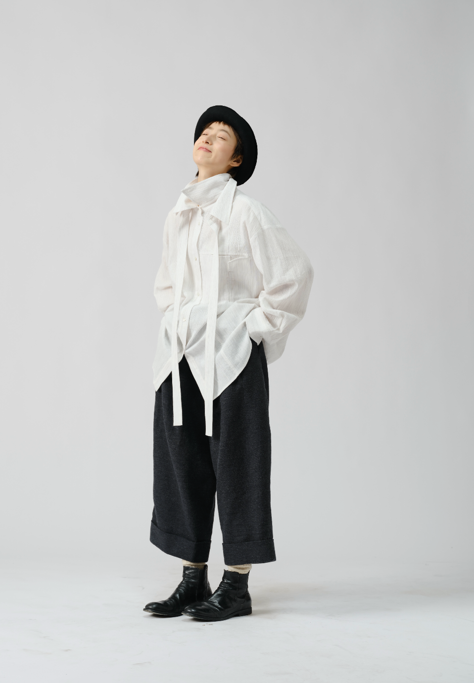 ミニマルストレートアンクルパンツ