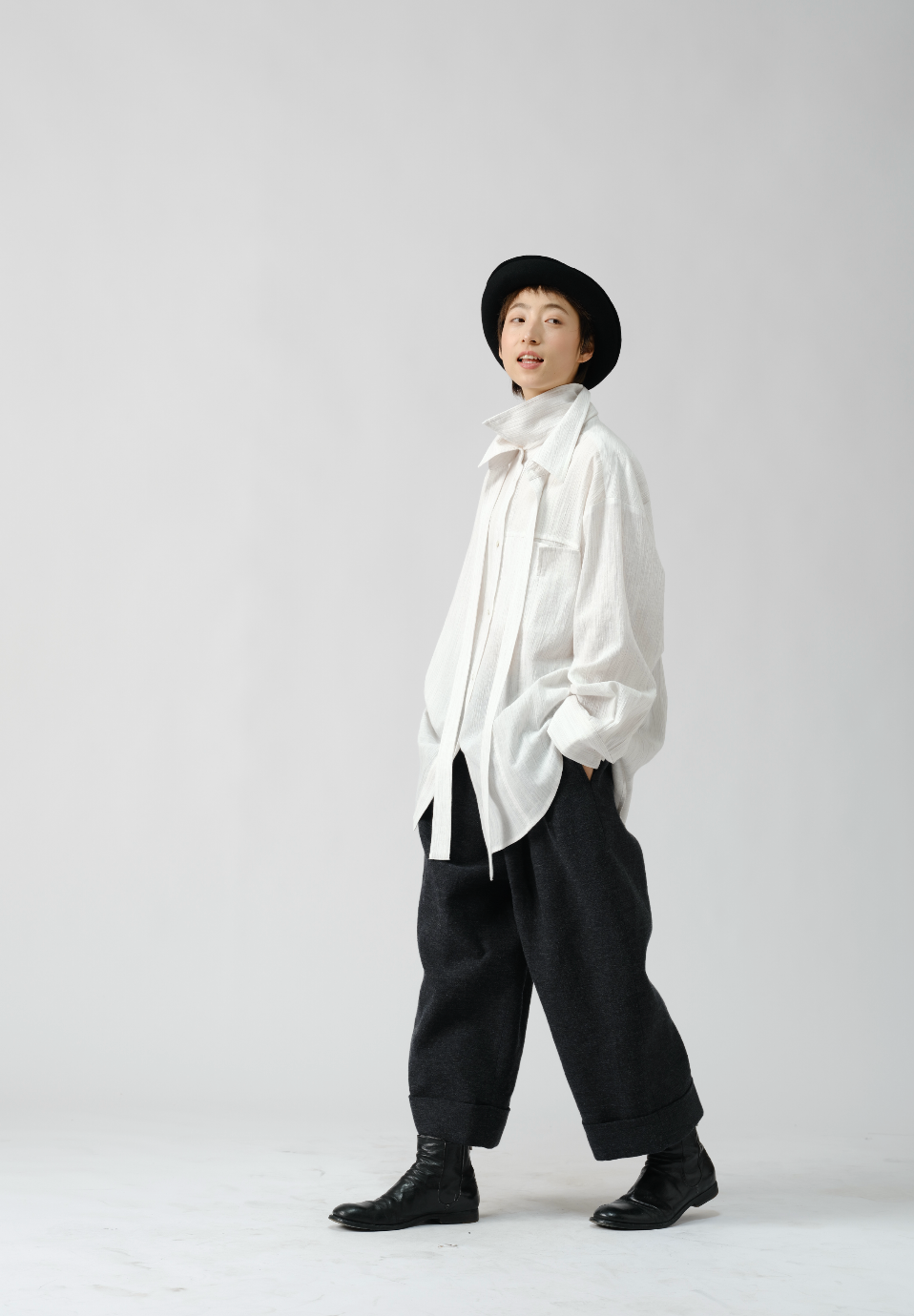 ミニマルストレートアンクルパンツ