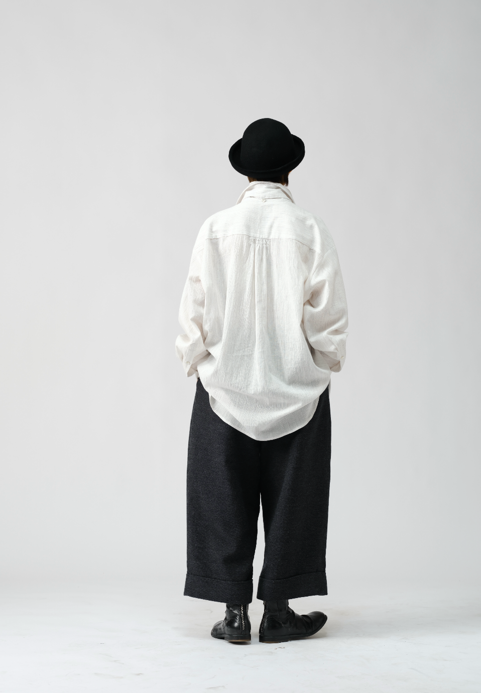 ミニマルストレートアンクルパンツ