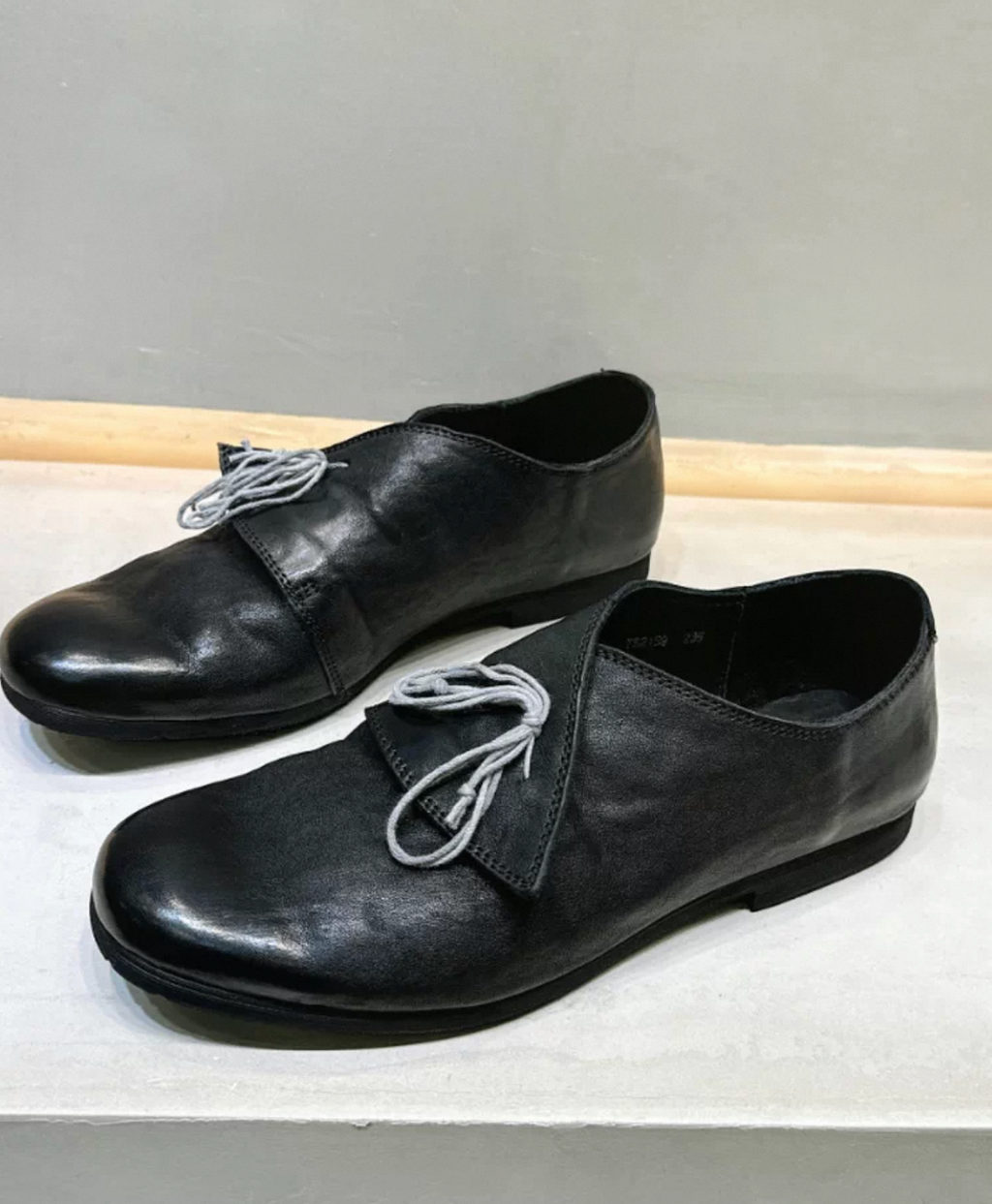 フラットシューズ