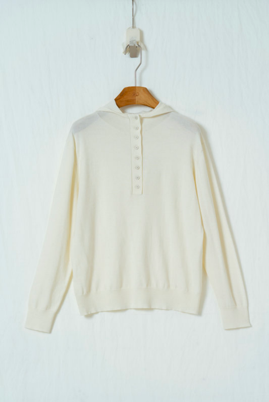 フード付きニットトップス
