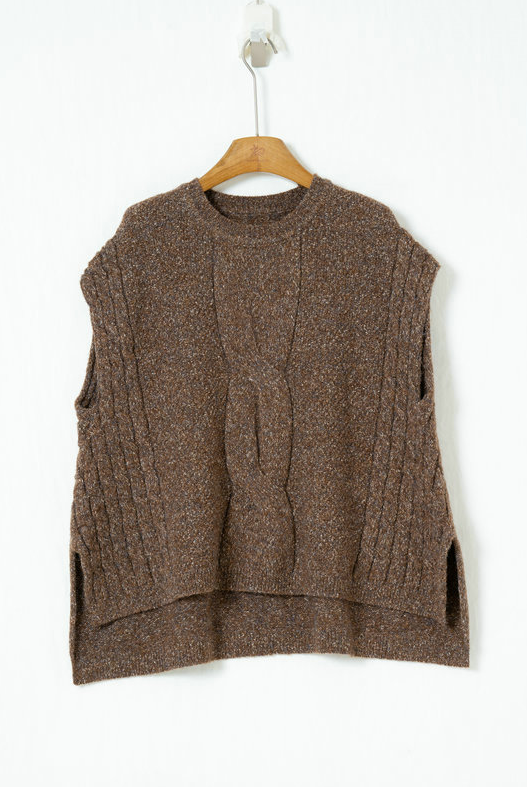 北欧風ケーブルニットベスト