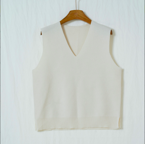100%ウールVネックニットベスト