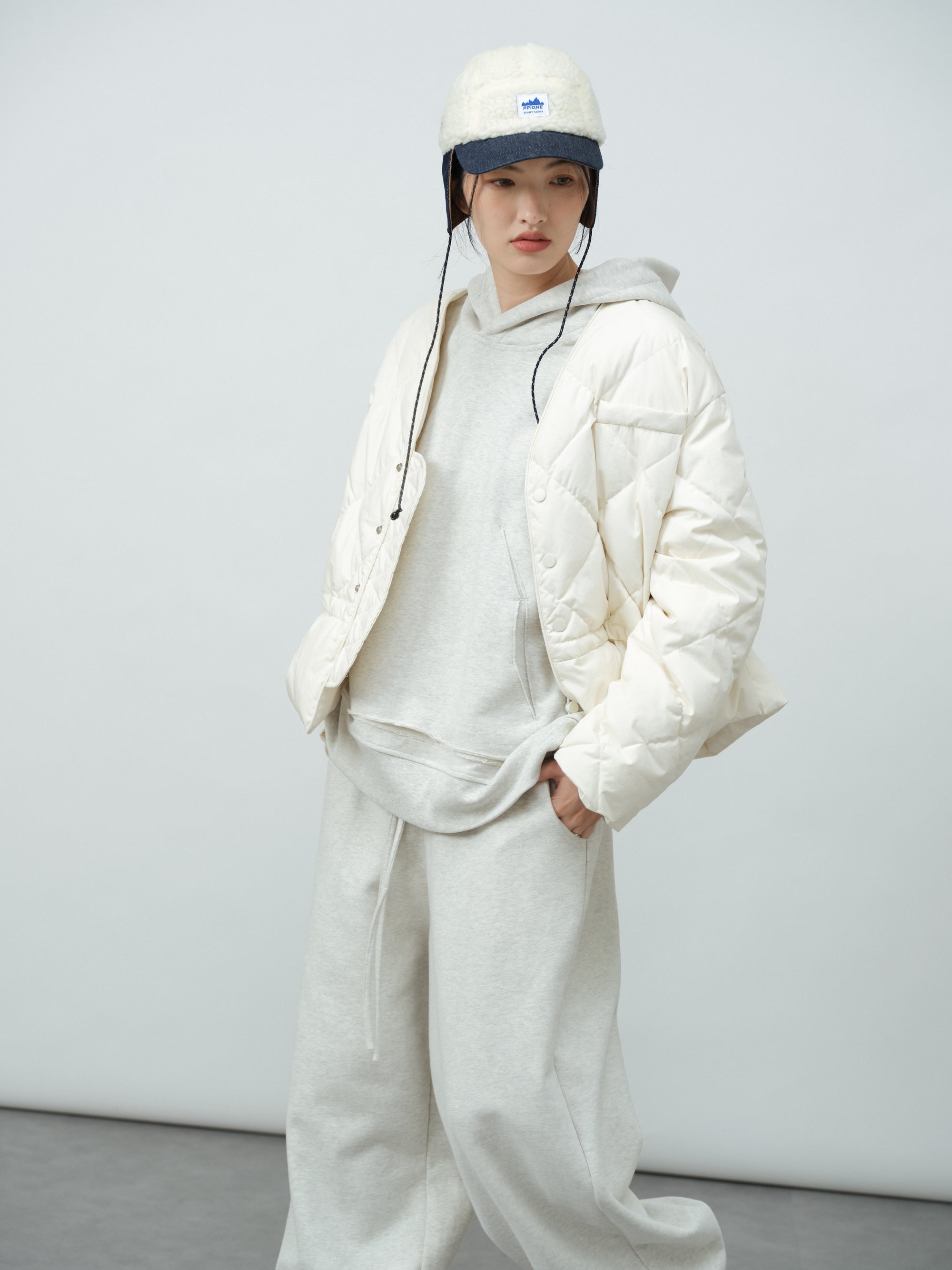 Vネック引紐ショートダウン