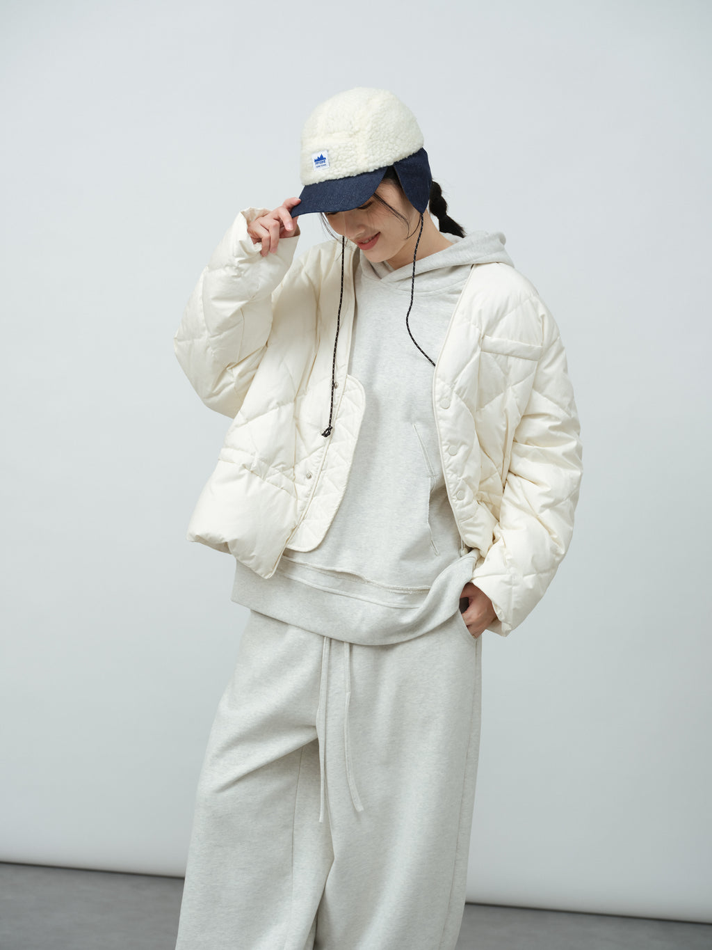 Vネック引紐ショートダウン