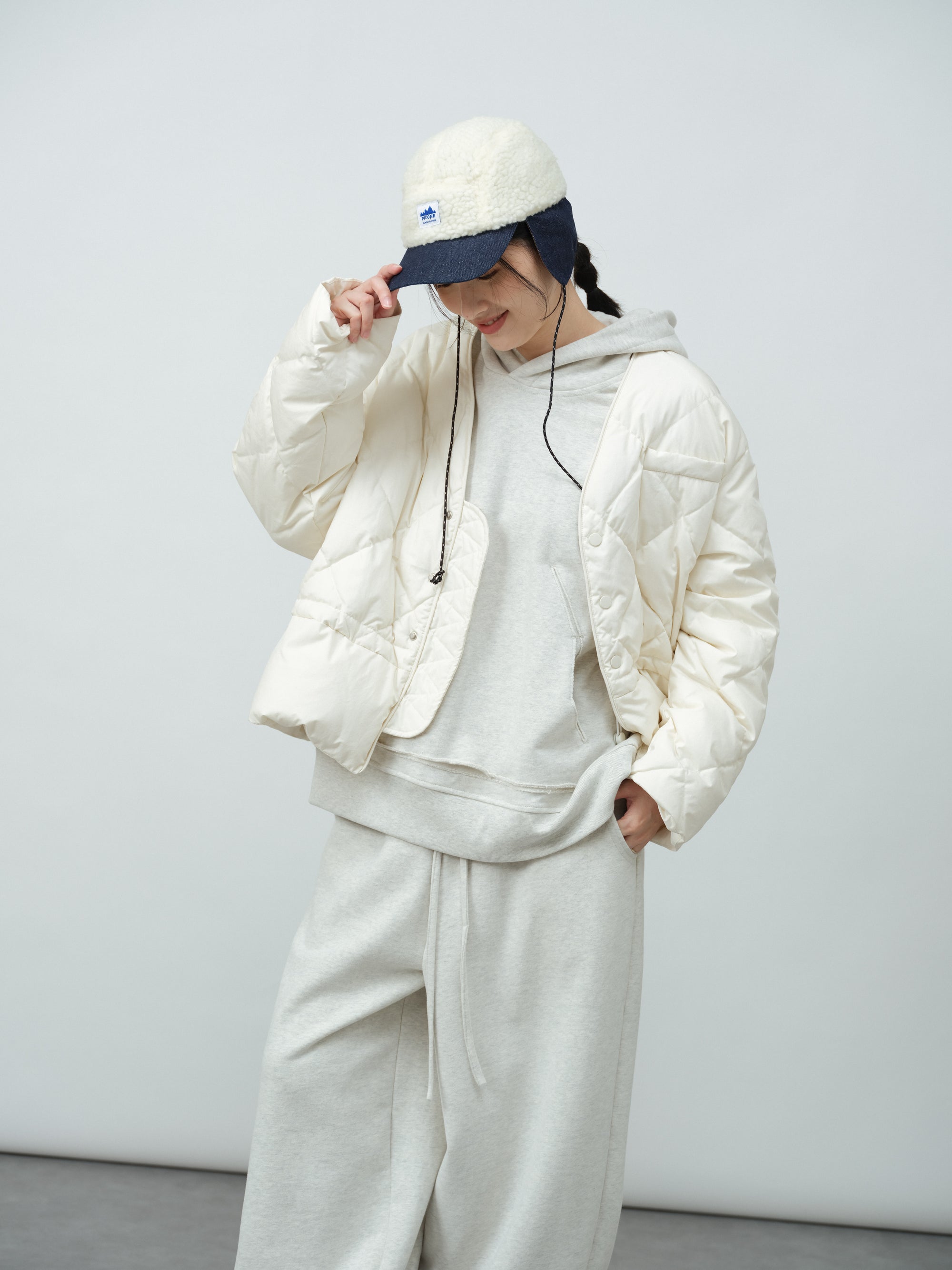 Vネック引紐ショートダウン