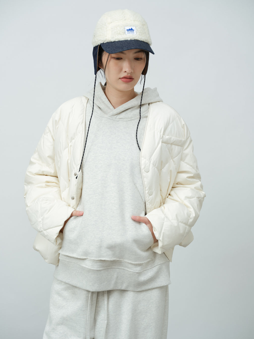 Vネック引紐ショートダウン