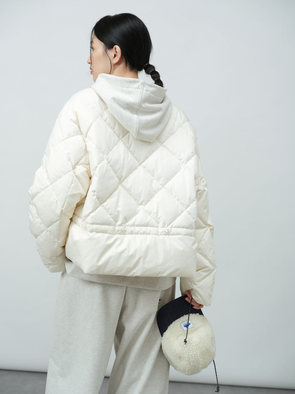 Vネック引紐ショートダウン