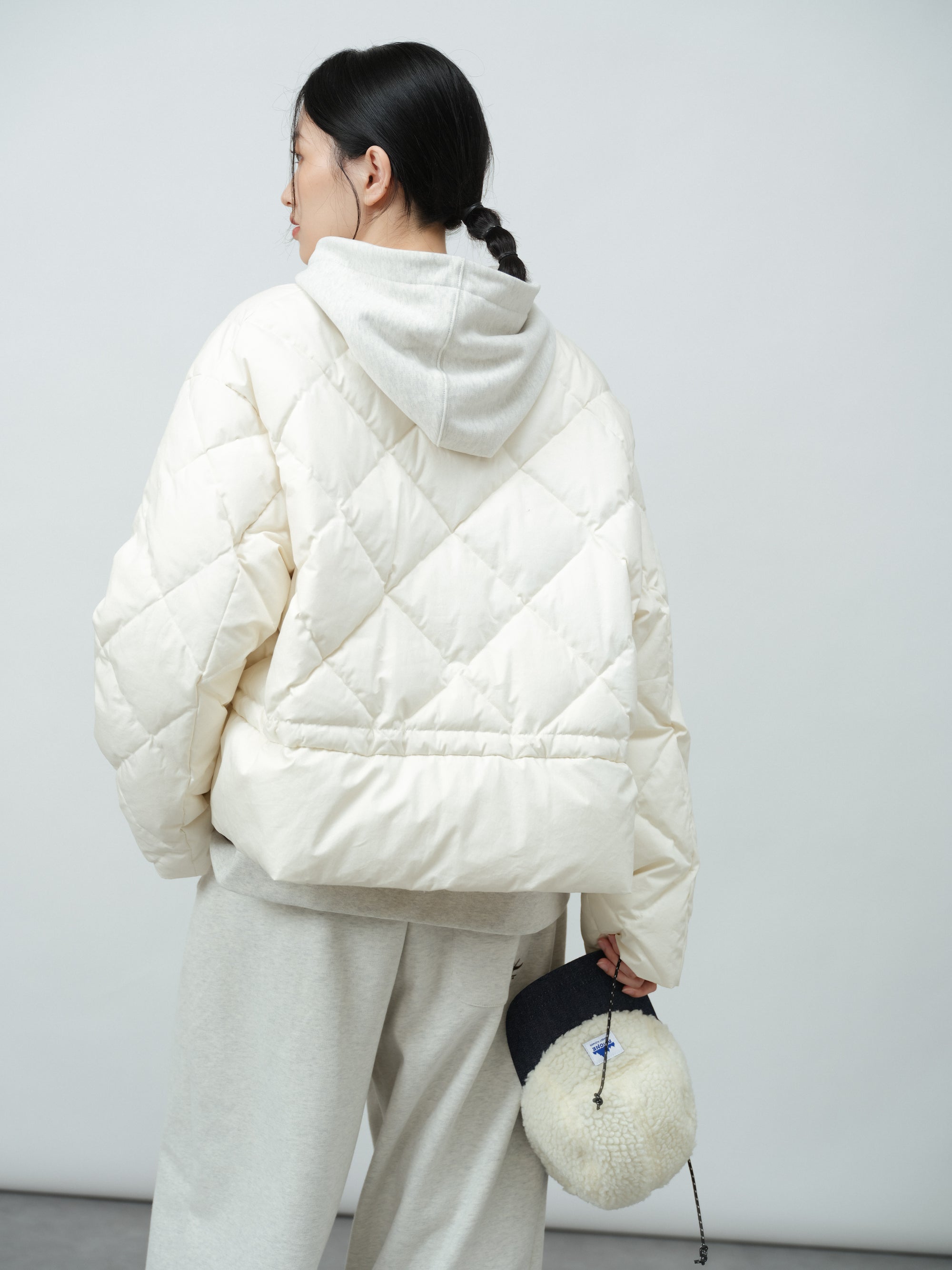 Vネック引紐ショートダウン