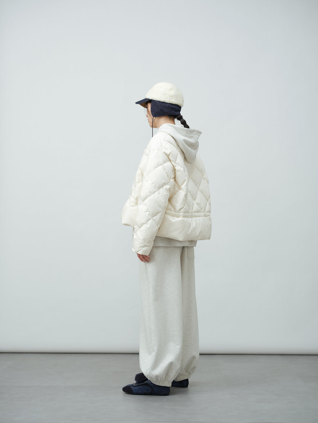 Vネック引紐ショートダウン