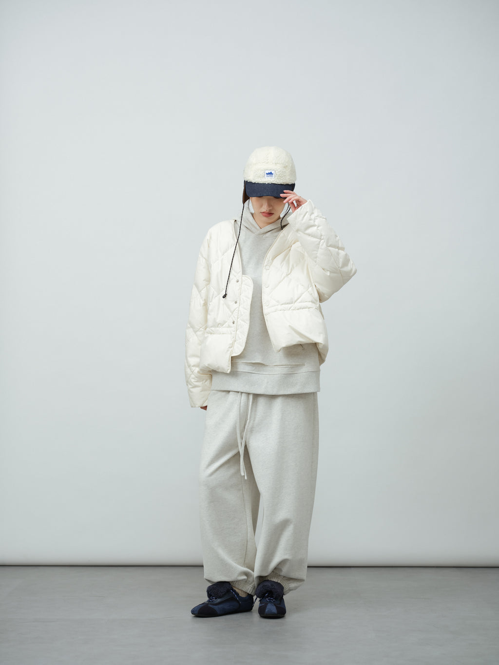 Vネック引紐ショートダウン