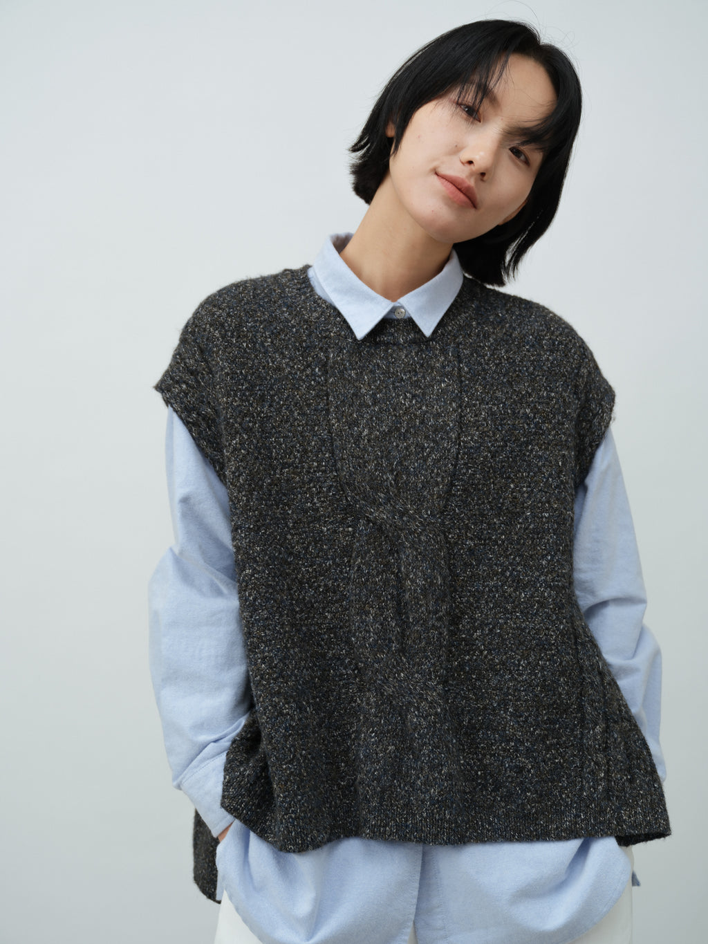 北欧風ケーブルニットベスト