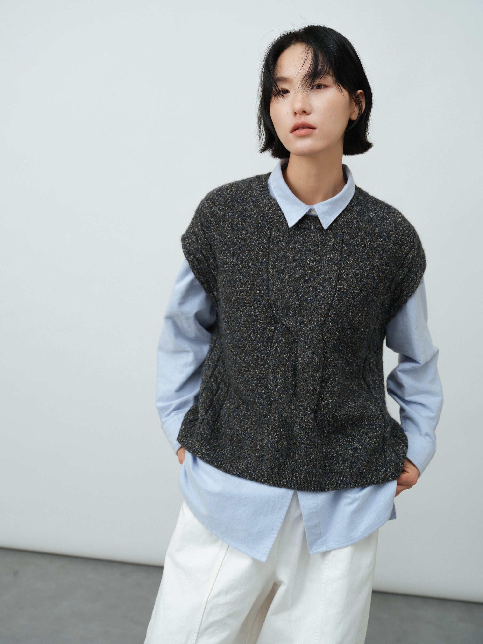 北欧風ケーブルニットベスト