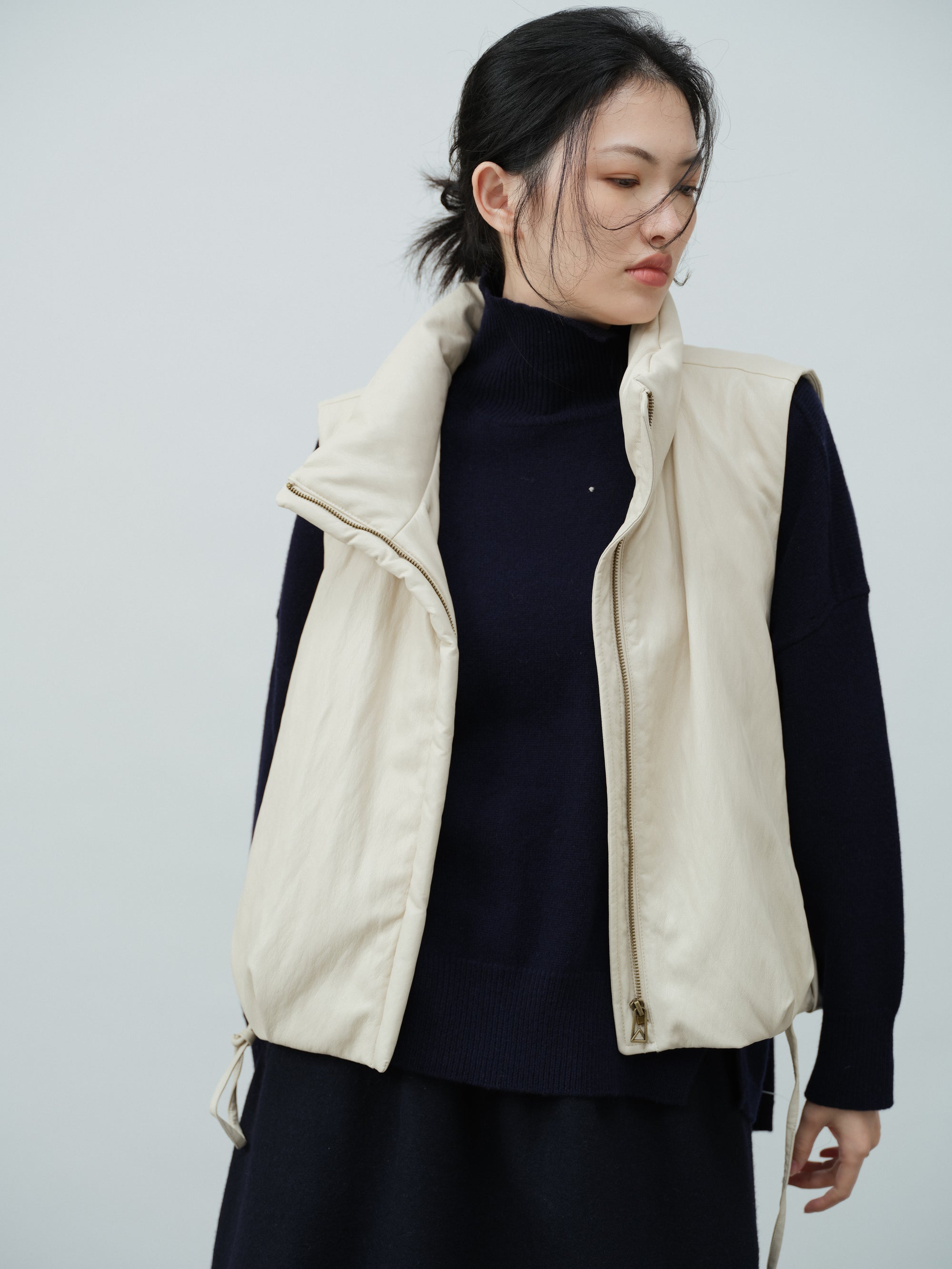 ハイネックアシンメトリーニット