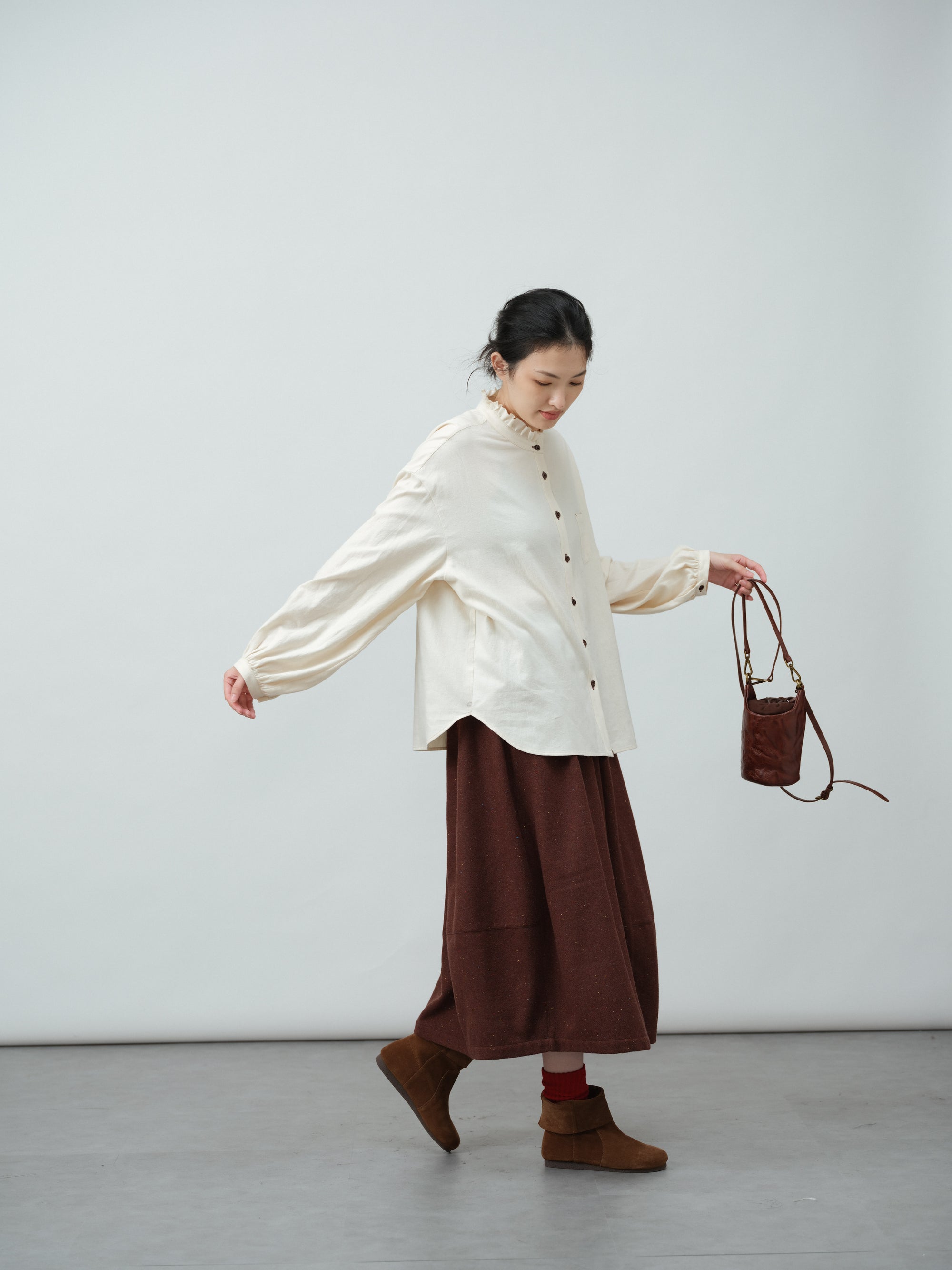 フリルカラーブラウス