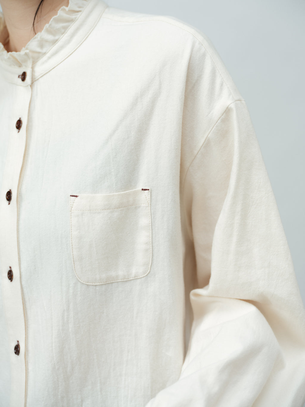 フリルカラーブラウス