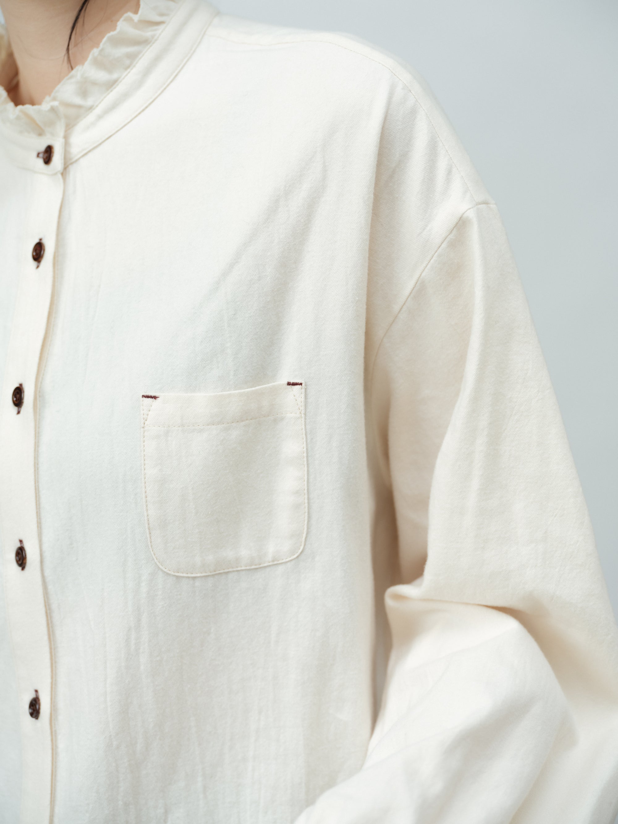 フリルカラーブラウス