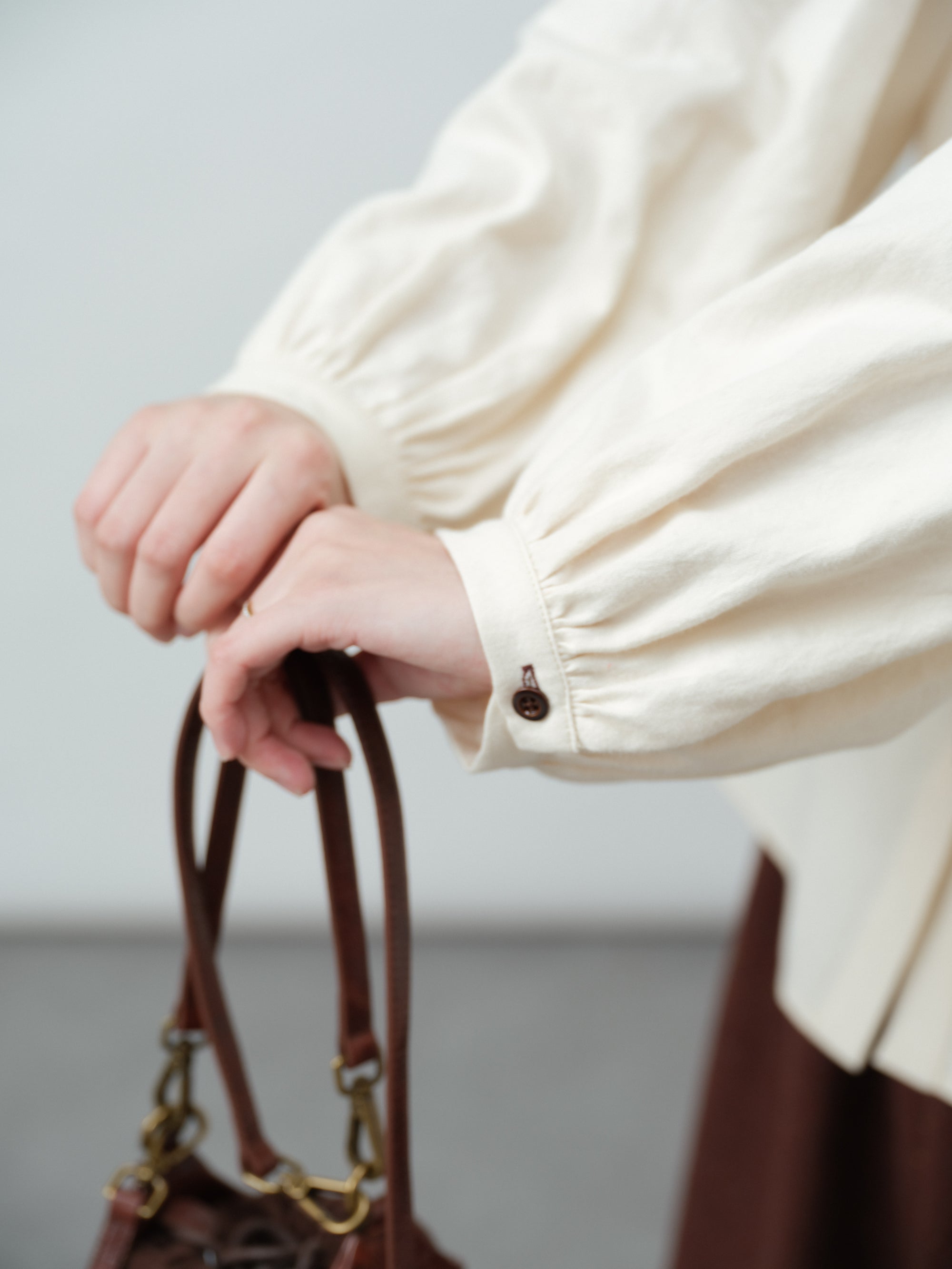 フリルカラーブラウス