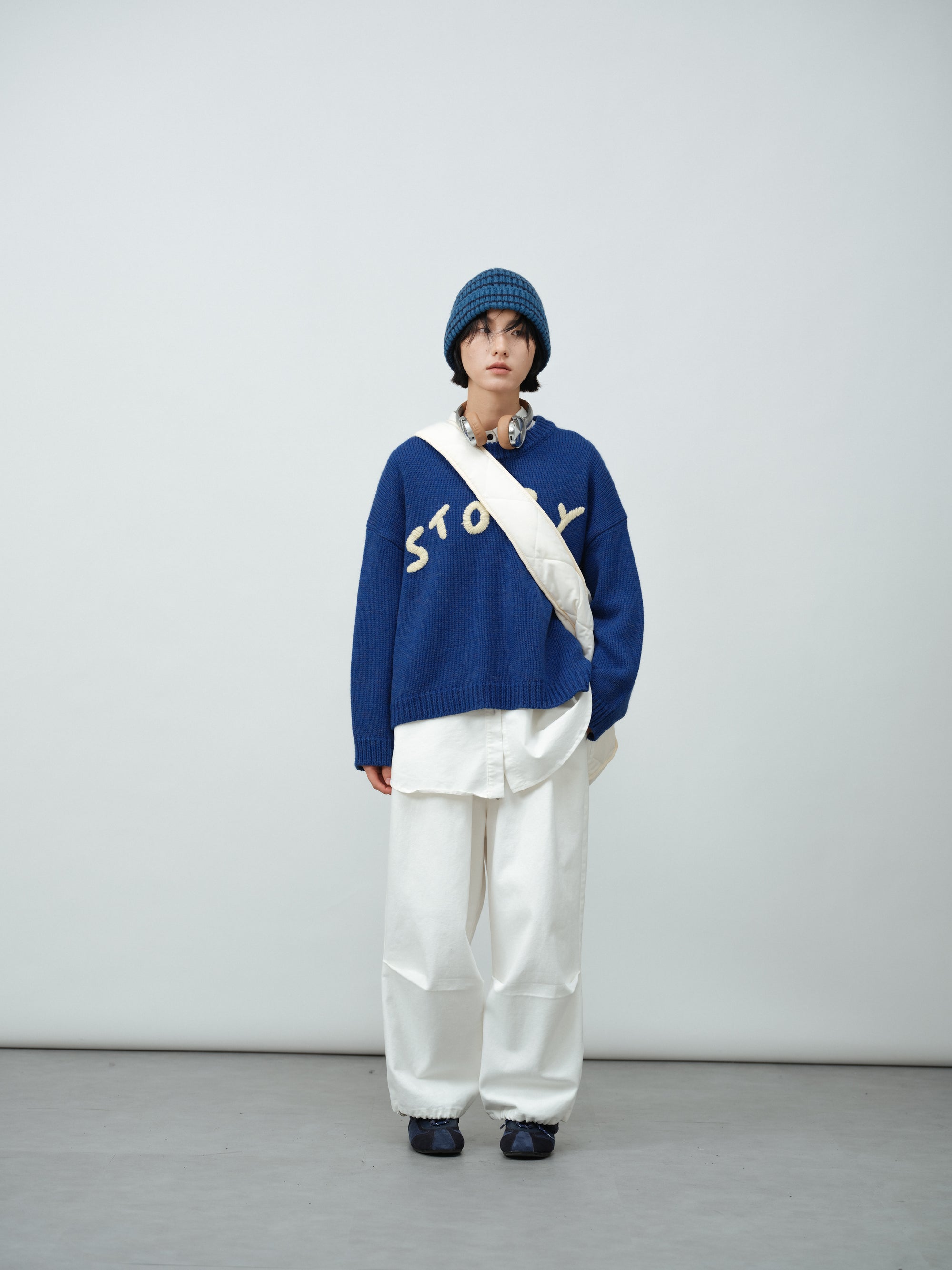 クルーネック刺繍ニット