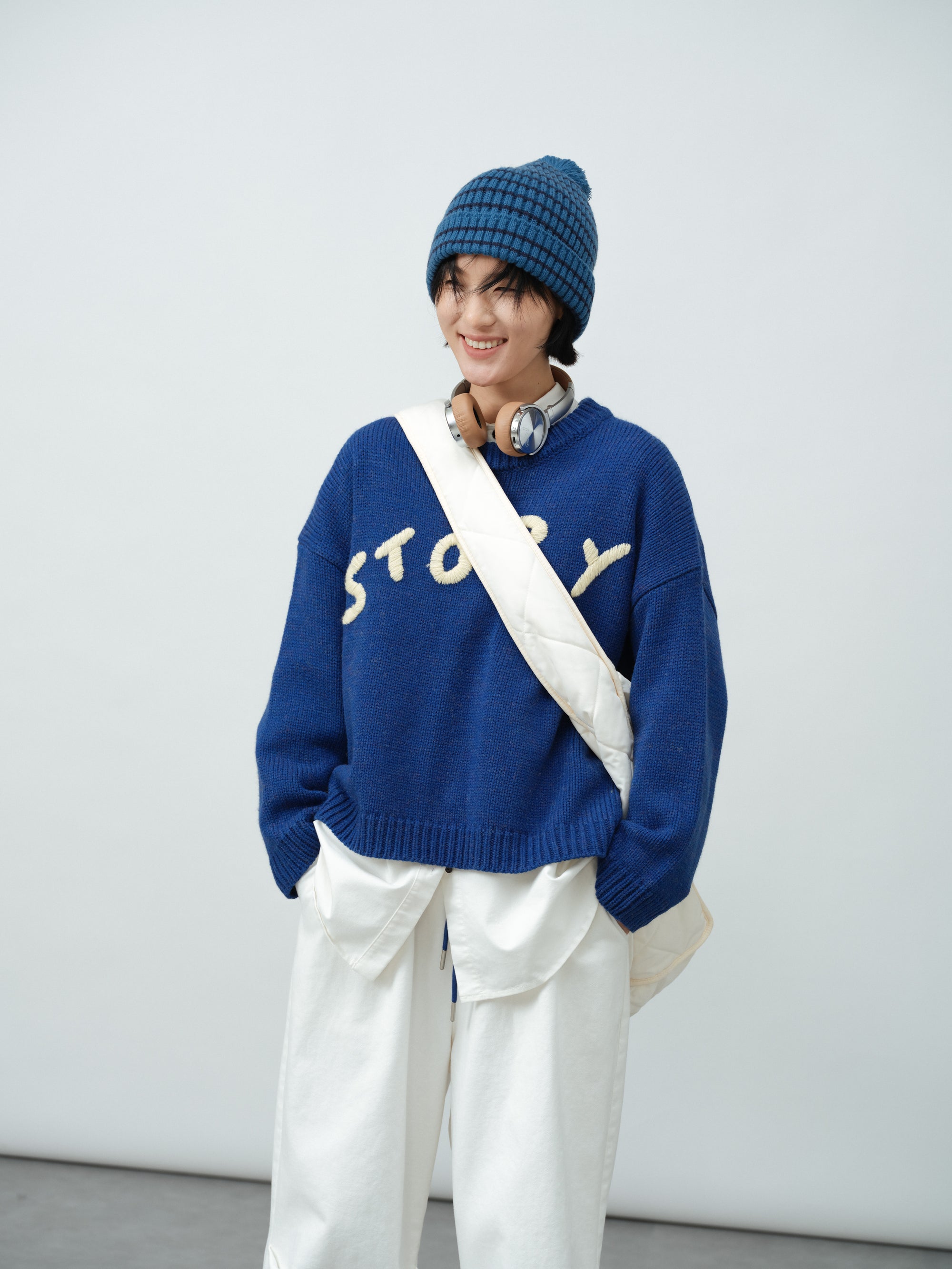 クルーネック刺繍ニット