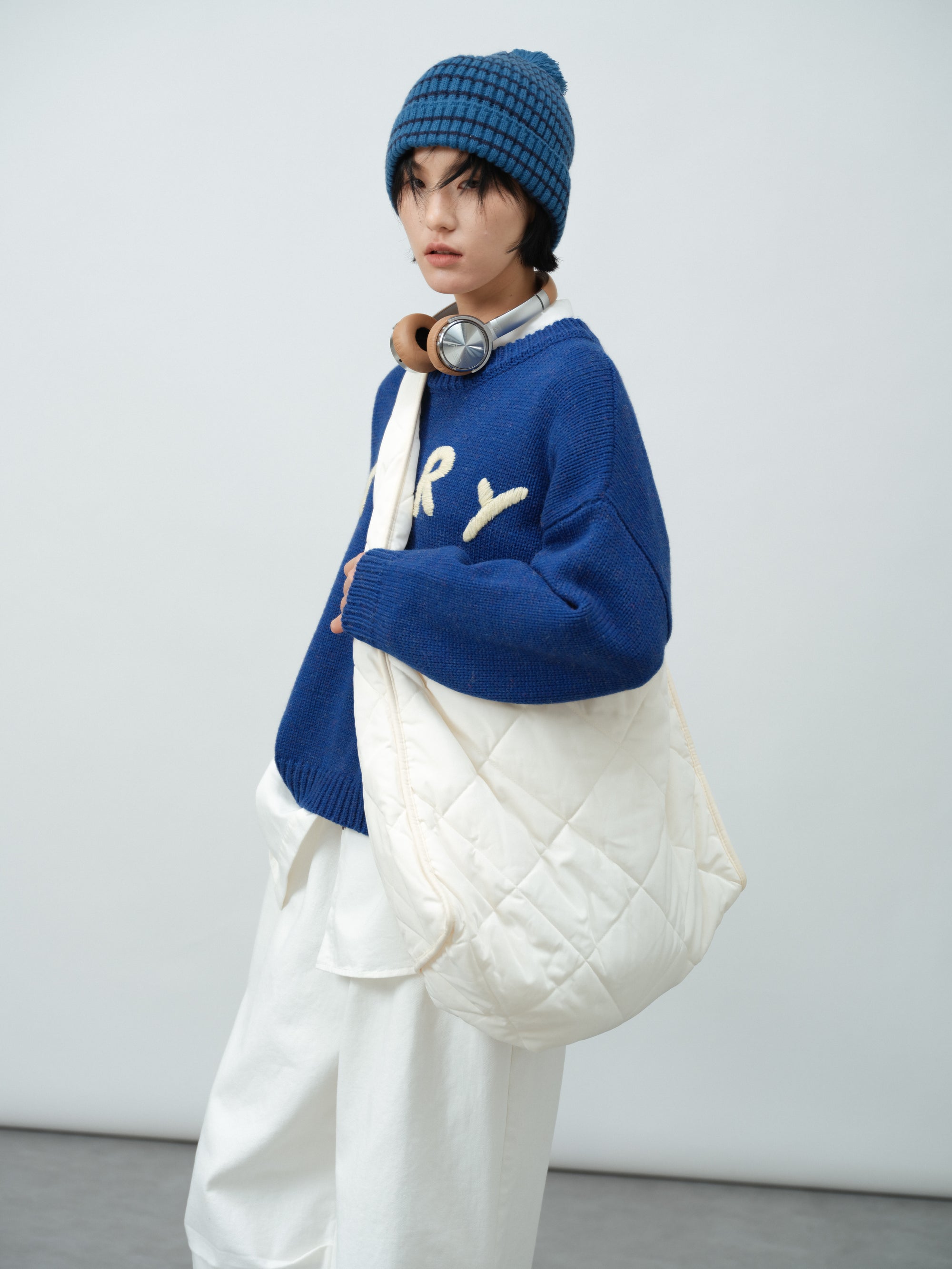 クルーネック刺繍ニット